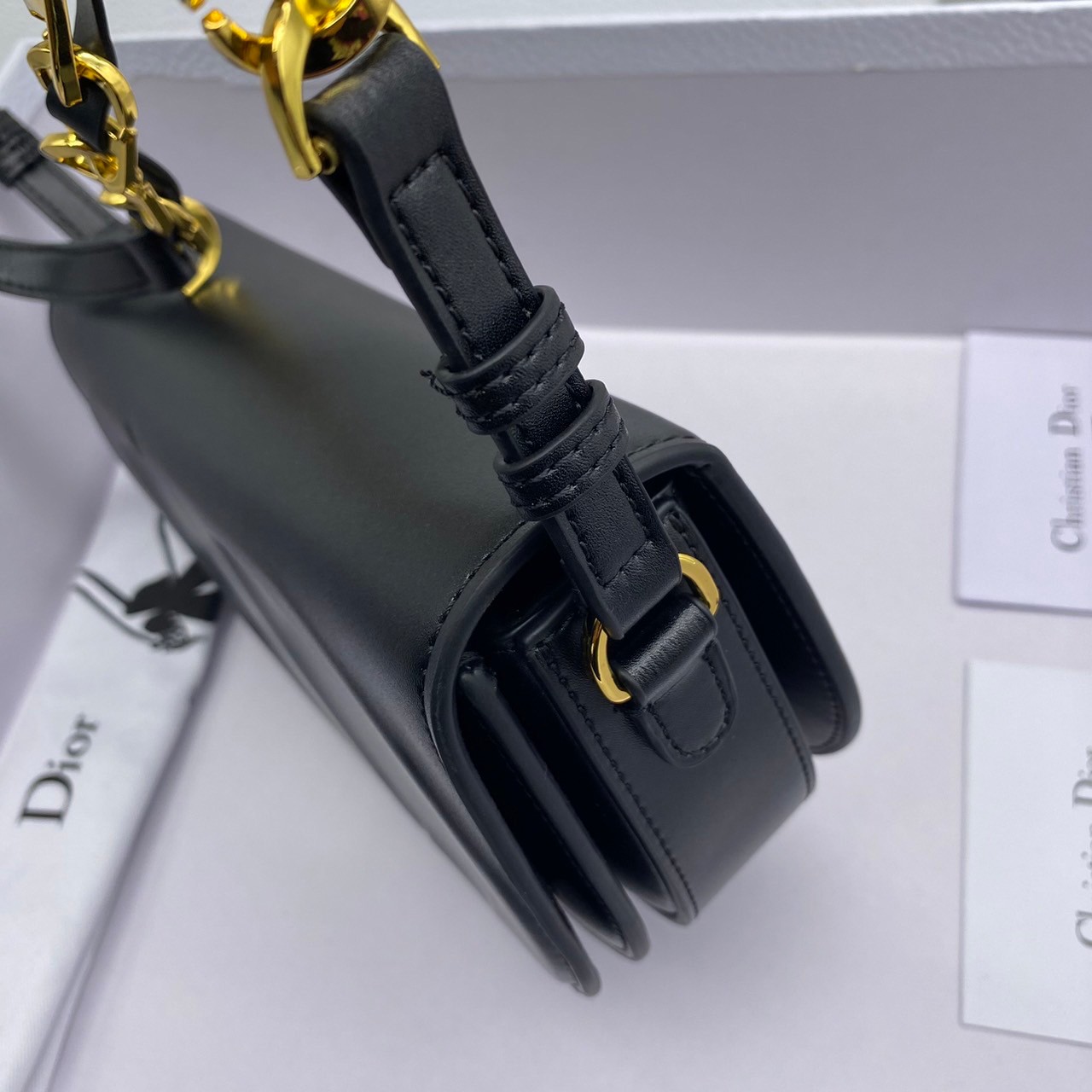 DIOR CD Signature Bag with Strap / CD OVAL CAMERA BAG / Dior Camera Bag ดีไซส์ใหม่ล่าสุด บ่งบอกถึงความหรู แต่ใช้งานได้โอกาส ใช้ได้ทั้งชายหญิง กระเป๋าสะพายทรงกล้อง ขนาดกะทัดรัด ไซส์สะพายคล่องตัว สีผู้ดีมากๆ