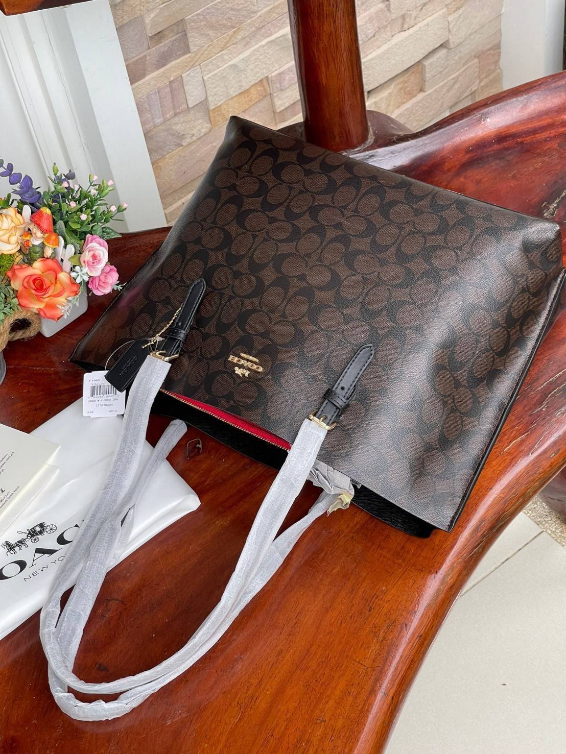 ของแท้ 💯% Coach Signature Tote bag อีกหนึ่งรุ่นฮิต ให้พื้นที่จุของกว้างขวาง เป็นTote Bag รุ่นฮิตอีกรุ่นหนึ่งของ Coach ที่เชื่อว่าต้องเคยผ่านตาสาว ๆ มาก่อนแน่นอนค่ะ