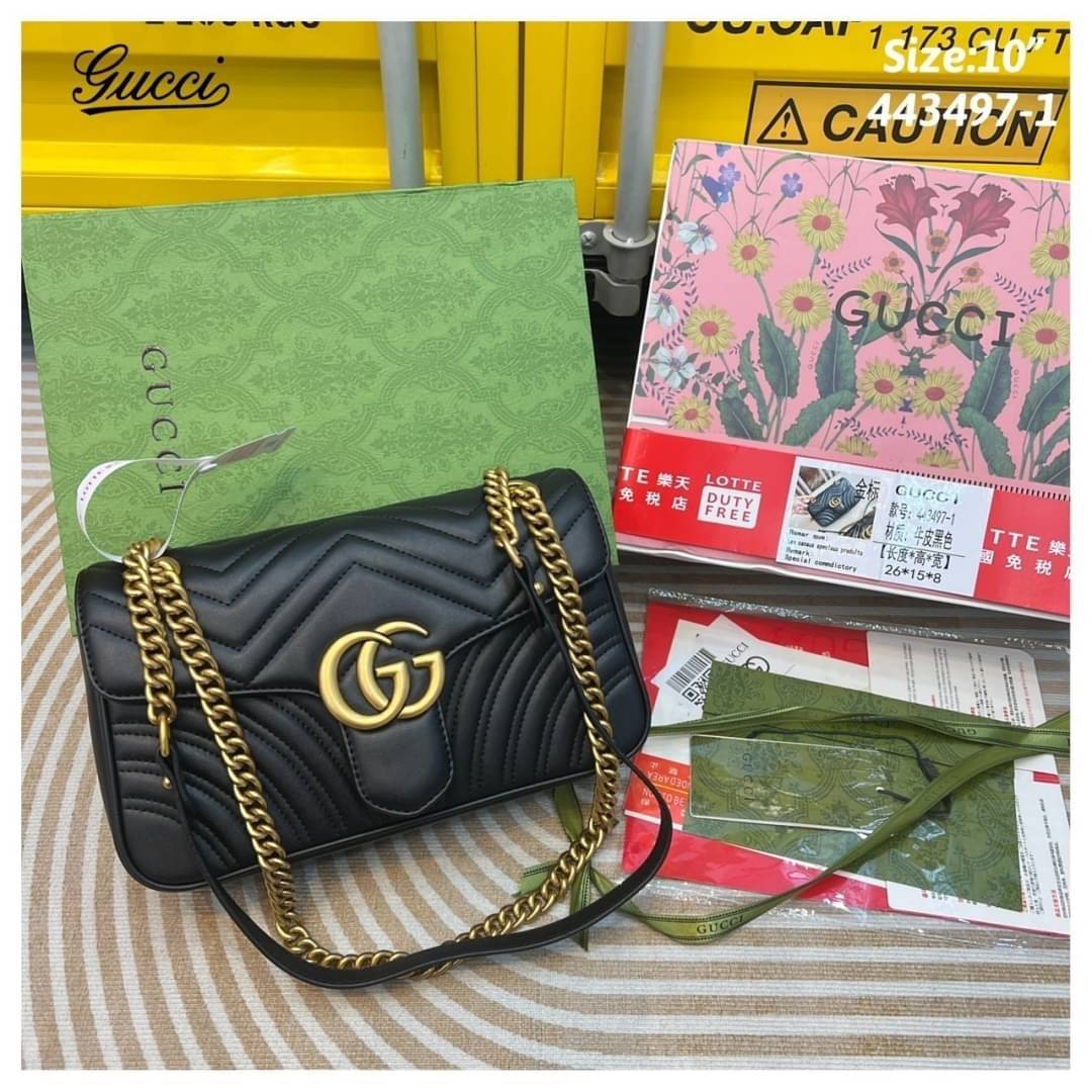 GUCCI GG Marmont shoulder bag กระเป๋าสะพายข้างรุ่นคลาสสิค สะพายขับผิว ดูแพง อัพลุคได้สบายๆ เปิด-ปิดด้วยตัวกดล็อคแน่นหนา ด้านหลังดีไซน์รูปหัวใจ