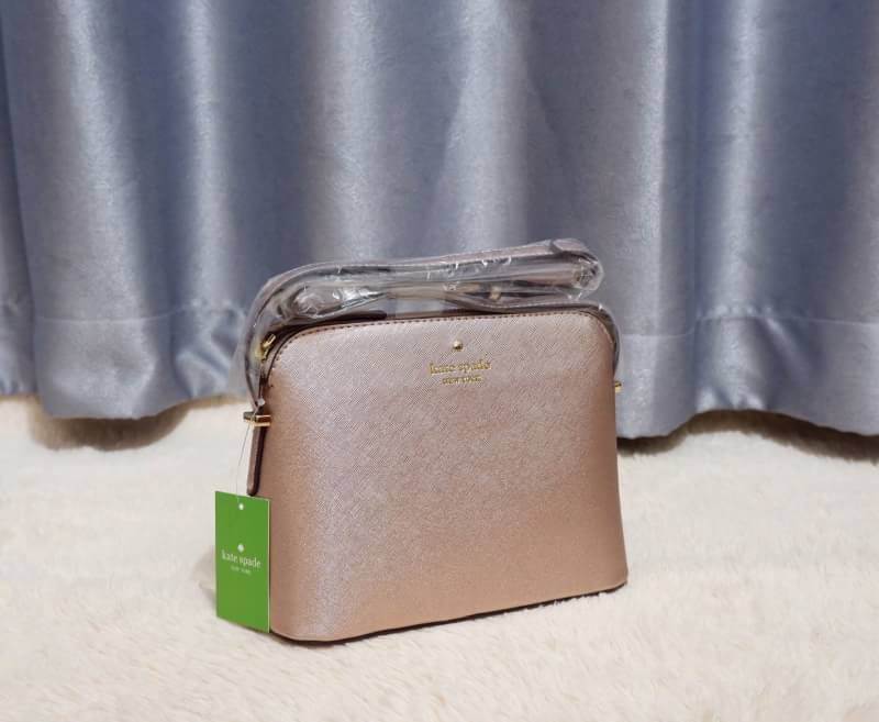 KATE SPADE CEDAR STREET MANDY แบรนด์ดังจากอเมริกาสุดฮิต กระเป๋าขนาดน่ารัก สะพายข้าง หนัง saffiano ภายในลายสวยเก๋สีทองเรียบหรู ทรงแข็งอยู่ทรง MUST HAVE!!