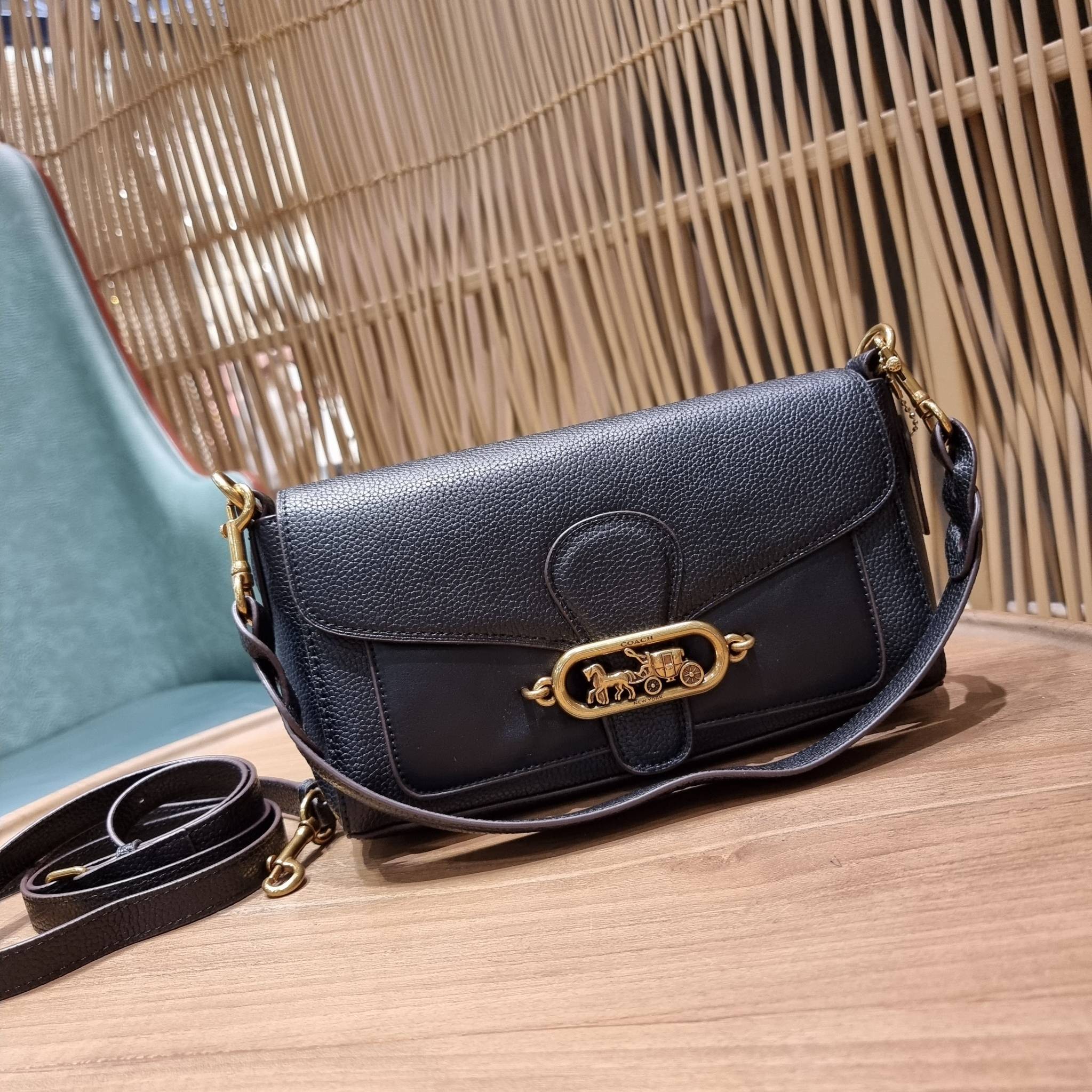 COACH SMALL JADE SHOULDER BAG [F91105,90782] กระเป๋าสะพายไหล่ ดีไซน์วินเทจย้อนยุค สวยคมชัด คลาสสิคใช้ได้ทุกลุค วัสดุหนัง pepble ทนทาน เปิด-ปิดด้วยฝาคาดโลโก้ พร้อมแถบแม่เหล็กในตัว รับรองแน่นหนา ด้านหลังมีช่องซิปให้ ภายในเป็นช่องโล่ง ขนาดกำลังดี ใช้งานง่าย 