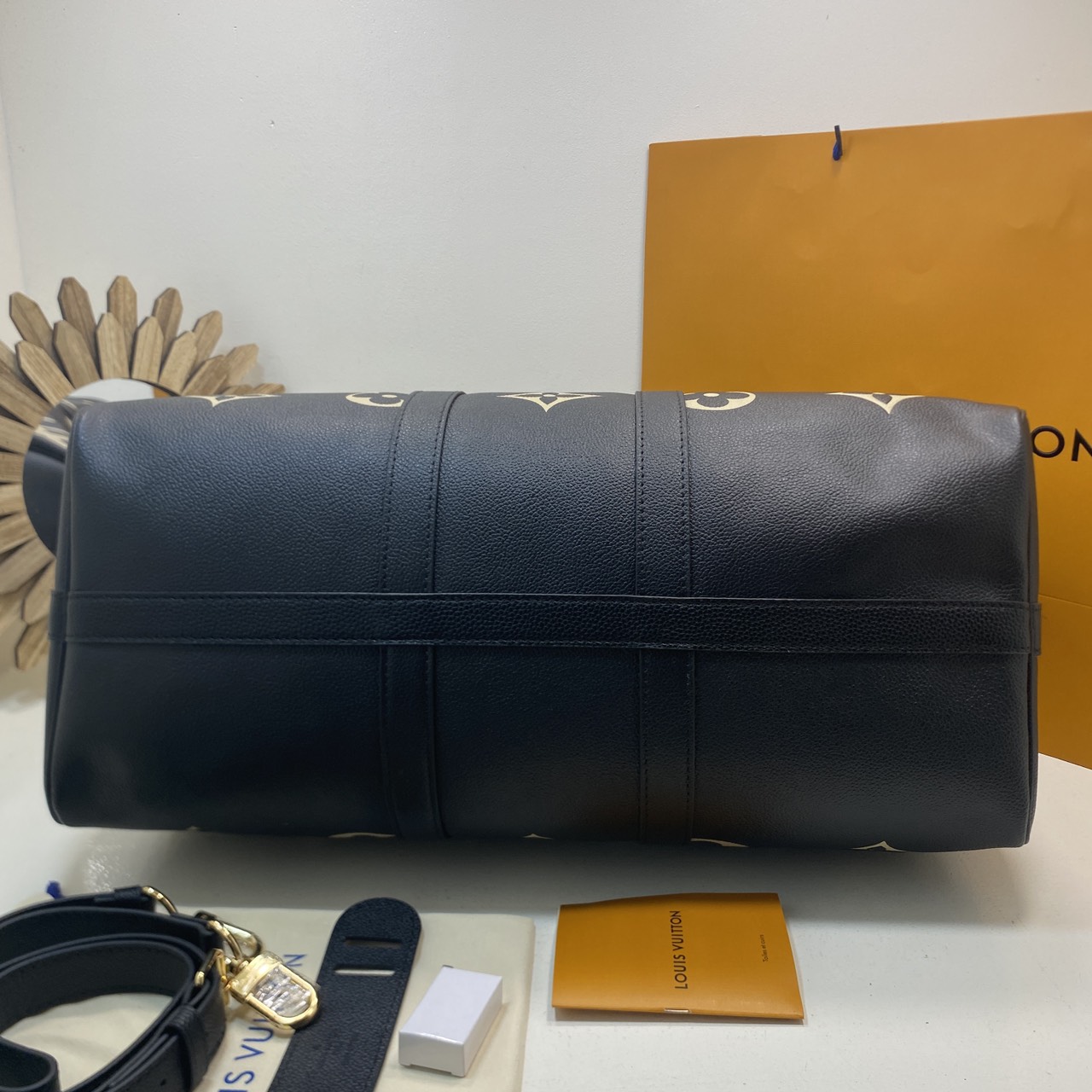 TOP ORI หนังแท้ | LV Keepall Bandoulière 45 bag กระเป๋าสะพายใบใหญ่ หนัง Empreinte ลาย Monogram Flower และสัญลักษณ์ LV ขนาดโอเวอร์ไซส์โทนสีอ่อน หนังโทนสีกลมกลืนกันแมตช์กับฮาร์ดแวร์สีทองบริเวณแถบด้านข้าง