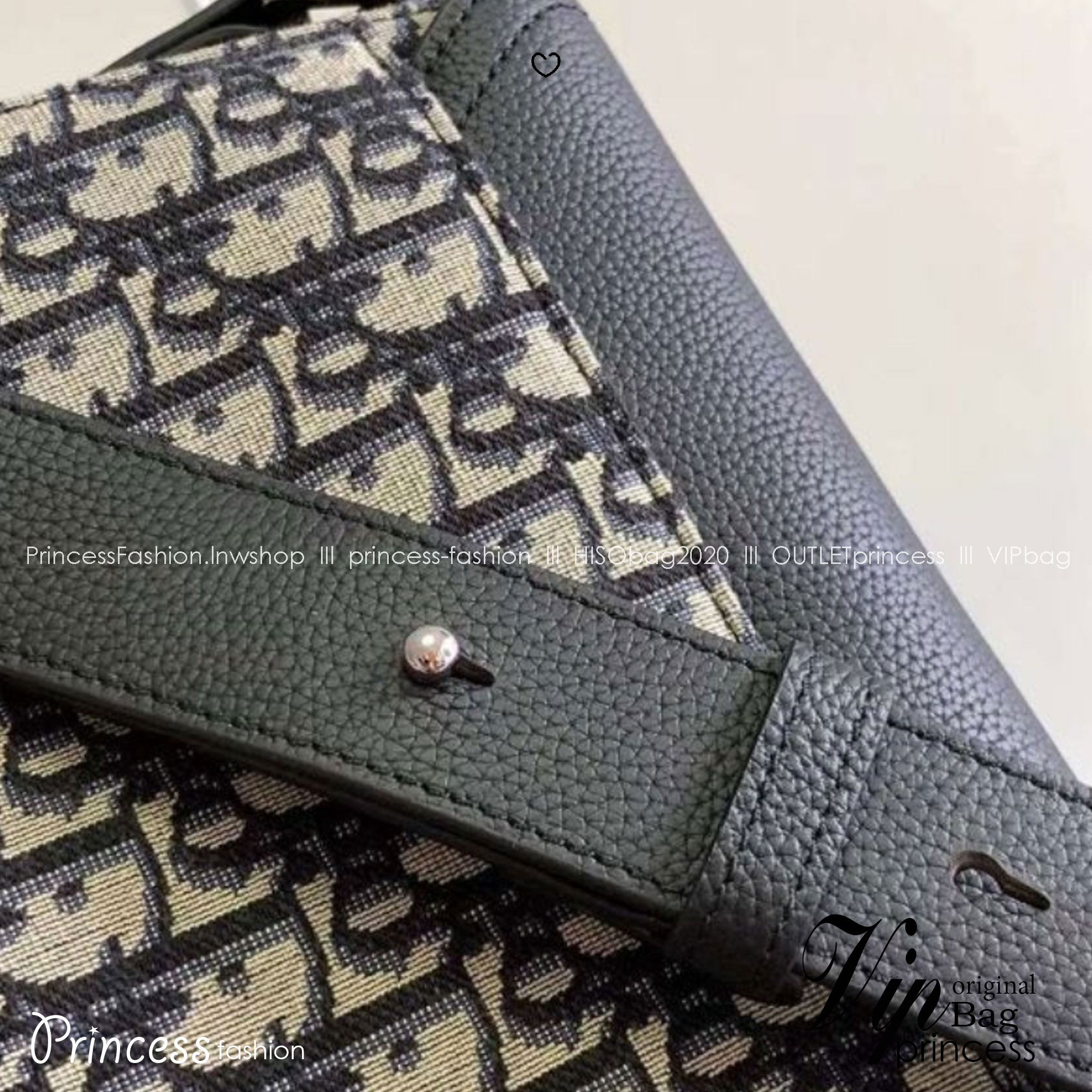 Large DIOR Saddle Messenger Bag with Flap 30cm กระเป๋าทรงแมสเซ็นเจอร์รุ่นยอดนิยม ท่านชายควรมีมากค่า ใบใหญ่จุของได้เยอะ สวยหรูดูดีมีระดับ ต้องยกให้รุ่นนี้เลยค่ะ 🤍 เกรดท็อปออริ เกรดดีสุด