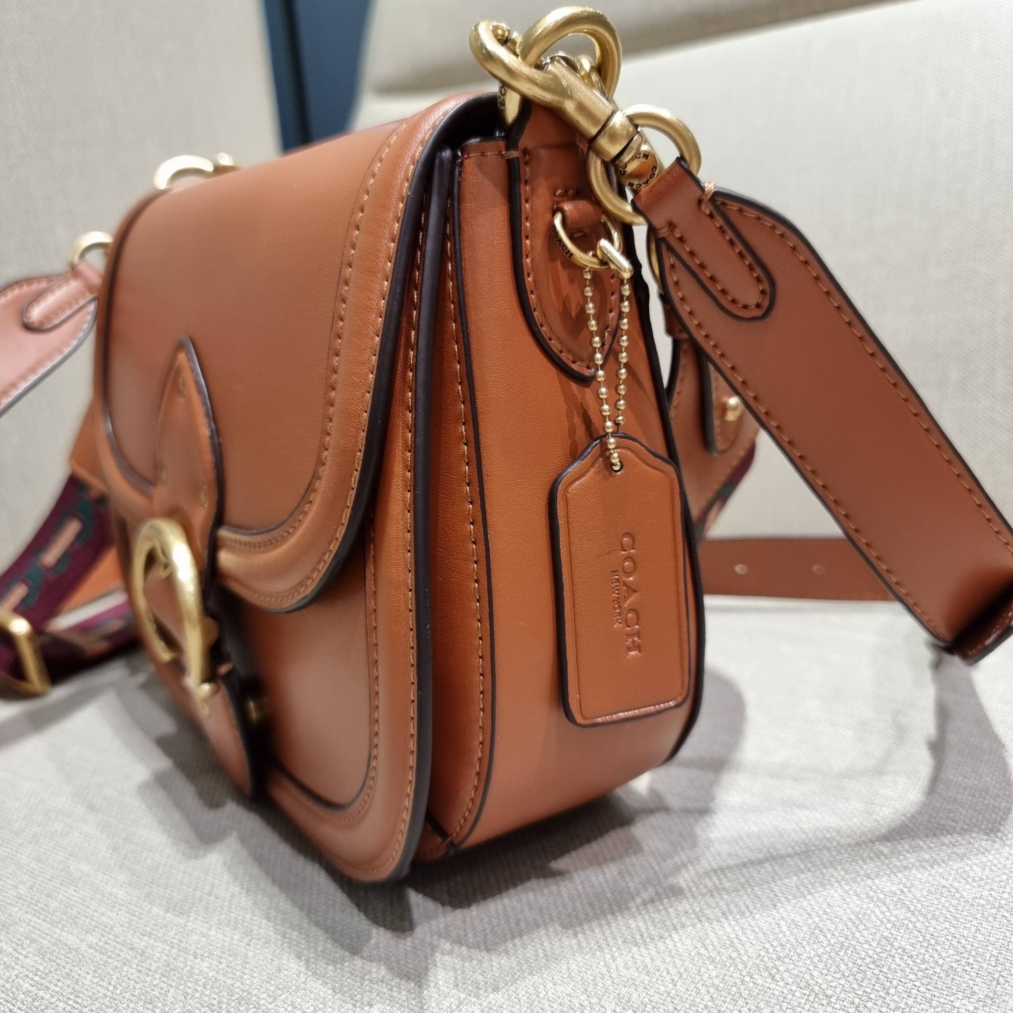 COACH C0749 BEAT SADDLE BAG The best item! ที่สาวๆรอคอย! ฮอตไฟลุก! สีหายาก ละมุนคุณหนู คอลเลคชั่นใหม่ ดีไซน์หรูหรา พิเศษมากๆมาพร้อมสายสะพาย 2 เส้น ใช้คู่กันหรือแยกสะพายก็สวยครบสูตร กระเป๋าสะพายทรง saddle คลาสสิค วัสดุหนัง glove-tanned ทนทาน เปิด-ปิดด้วยกร