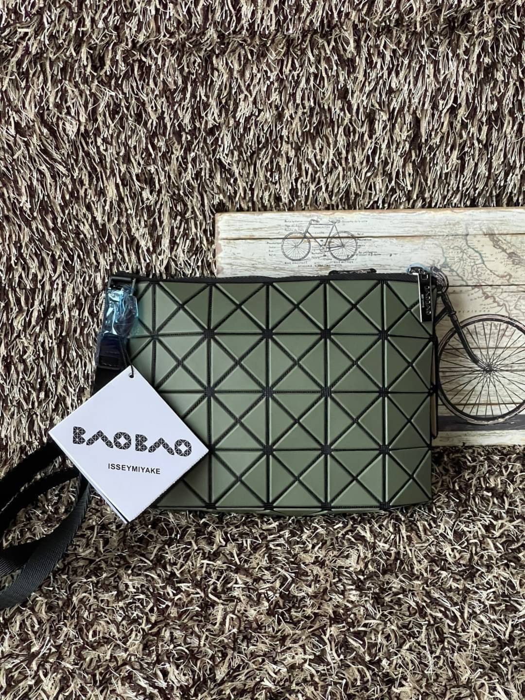 Baobao Issey Miyake Prism Kangaroo crossbody bag กระเป๋าสะพาย Crossbody รูปทรงสี่เหลี่ยมผืนผ้า ไซส์กำลังพอดี เห็นแบบนี้บอกเลยว่าใส่ของสำคัญได้แบบครบถ้วน ไม่ว่าจะเป็นโทรศัพท์ กระเป๋าตังค์ หรือพาวเวอร์แบงค์ จัดเป็นอีกหนึ่งรุ่นที่น่ารัก สายสะพายปรับได้ตามควา