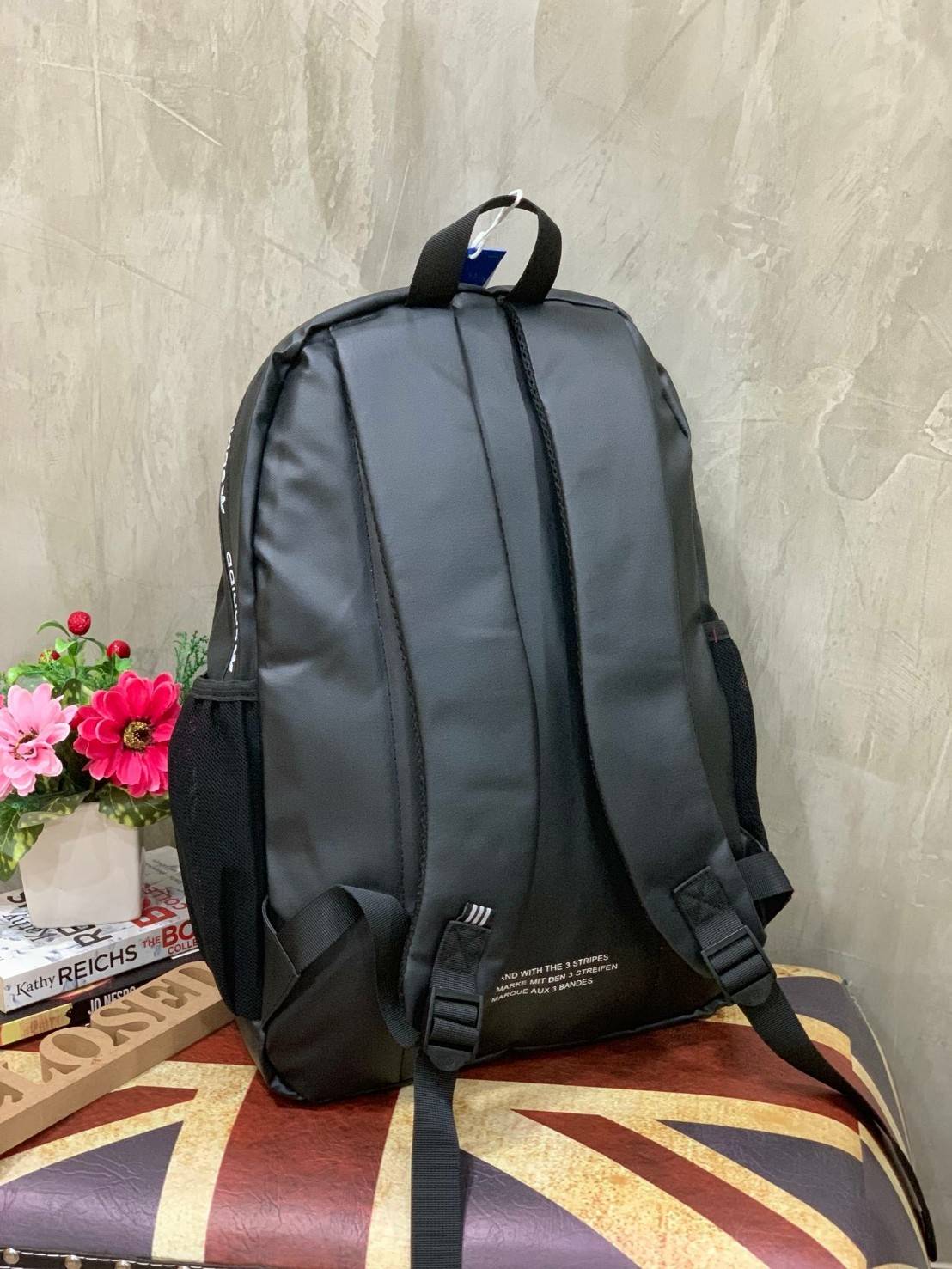 Adidas Originals 3D Backpack กระเป๋าสะพายหลัง 3D ลุคสุดล้ำของกระเป๋าสะพายหลัง ที่มาพร้อมช่องกระเป๋าซิปและลายพิมพ์สามมิติแบบอสมมาตร ดูดีมีสไตล์ด้วยการใช้วัสดุเลียนแบบหนังที่ทันสมัย ให้คุณมีพื้นที่มากขึ้นในการจัดเก็บ ด้วยช่องกระเป๋าด้านหน้าและด้านใน มีช่องส