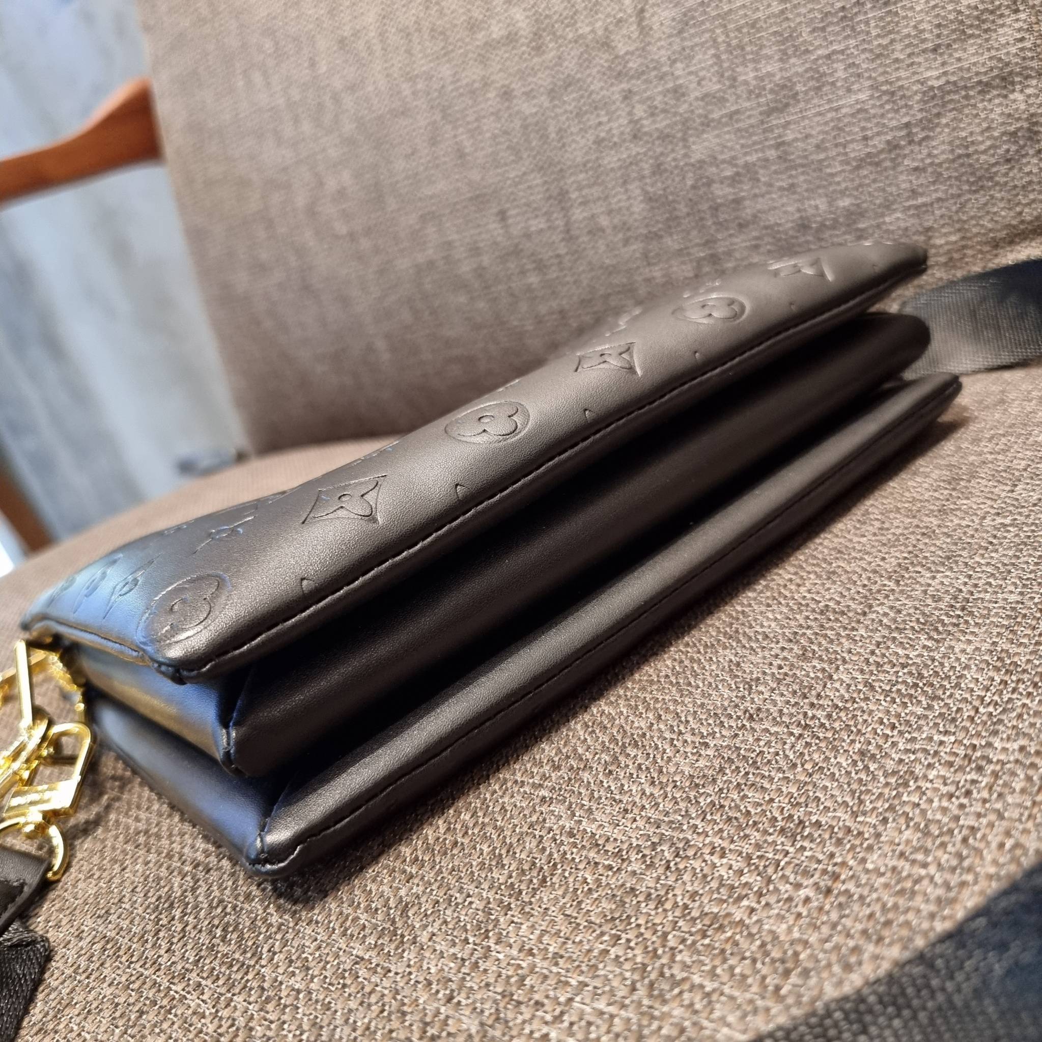 LV HANDLE POUCH MONOGRAM กระเป๋าสะพายกึ่งคลัชท์ สุดล้ำ ใหม่ล่าสุดมาแรงมาก ด้วยความสวยปังตั้งแต่แรกเห็น วัสดุหนังแกะปั๊มลายสวยคม มาพร้อมสาย 2 เส้น เลิศๆ มีสายโซ่ที่มีดีเทลละเอียดไม่ซ้ำ และสายสปอร์ตครอสบอดี้ ที่จะคล้องไว้ทั้งสองเส้นก็ดีงาม หรือสลับใช้ตามลุค