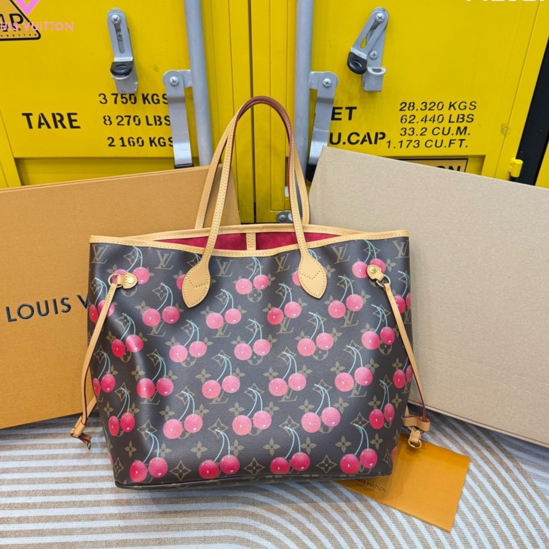 LV Neverfull Takashi Murakami Cerises 🍒🍒 กระเป๋าสะพายทรงโท้ทใบใหญ่ มาพร้อมใบลูก ดีไซน์ใหม่สุดฮิต แต่งแต้มลายเชอรี่สดใส สีสันโดดเด่นไม่ซ้ำใคร