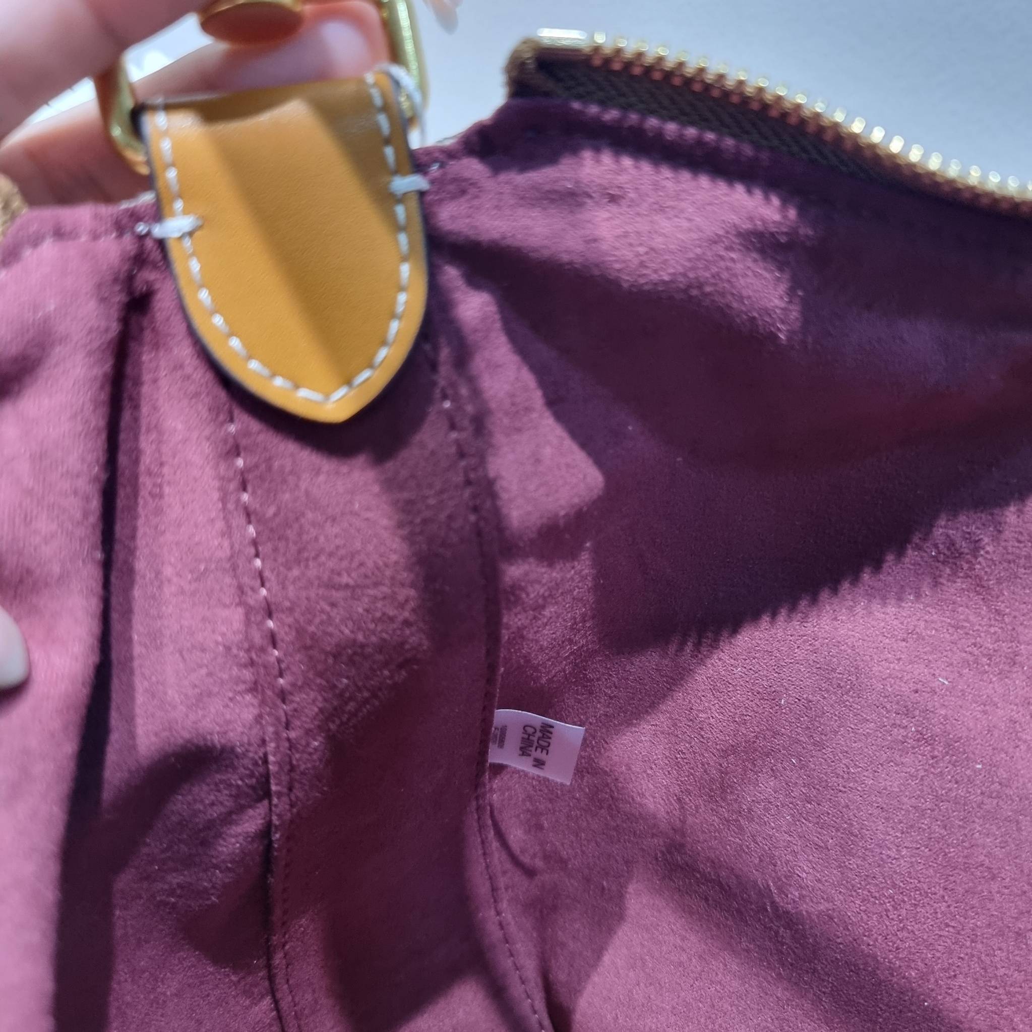 ใบใหญ่ 35cm Tory Burch T Monogram Medium Crescent Bag / TORY BURCH T MONOGRAM JACQUARD CRESCENT BAG ไซส์ใหญ่กับไอเท็มสุดร้อนแรง เซเลปรีวิวเยอะมาก!! สาวๆตามหากันไปอีก กระเป๋าทรง half moon ที่ดีไซน์บนผ้า jacquard ลวดลายซิกเนเจอร์ เรียบหรู ผู้ดีมากแม่! มาพร้