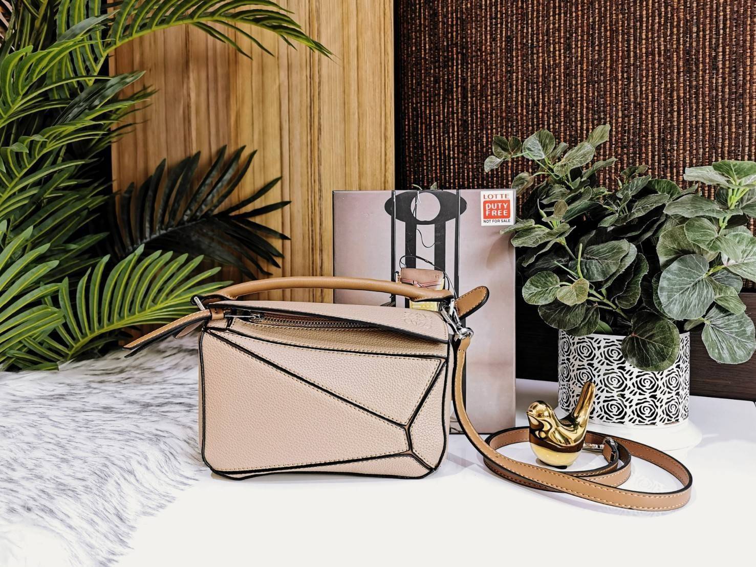 พรีเมี่ยมกิ๊ฟแท้ 100% 】LOEWE CROSSBODY BAG VIP GIFT WITH PURCHASE (GWP) กระเป๋าถือหรือสะพาย Limited Edition จาก LOEWE PERFUME DUTYFREE COUNTER วัสดุ Leather Calfskin หนังแท้สวยอยู่ทรง ขนาดมินิกำลังดี น้ำหนักเบา เปิดปิดด้วยซิป ภายในโล่งกว้างสามารถใส่มือถือ