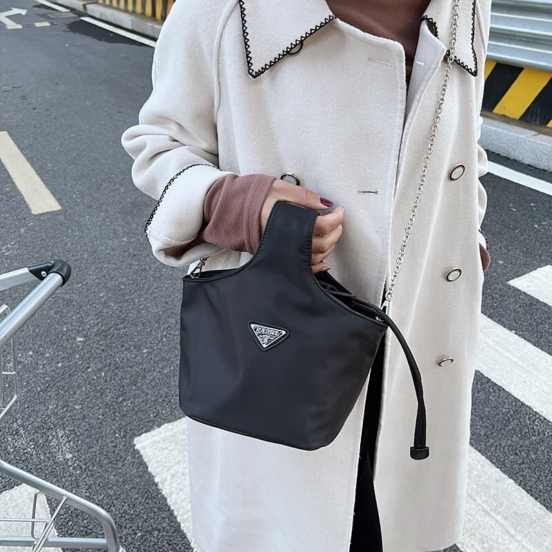 PRADA Tote Bucket Bag 2022 รุ่นใหม่พร้อมส่ง กระเป๋าทรง Handbag & Crossbody แบรนด์ Prada อีกรุ่นที่ขนาดกำลังน่ารัก ตัวกระเป๋าตั้งอยู่ทรงสวย กันน้ำ ด้านหน้าประดับโลโก้ อะไหล่เงิน สวยหรูเว่อร์วัง