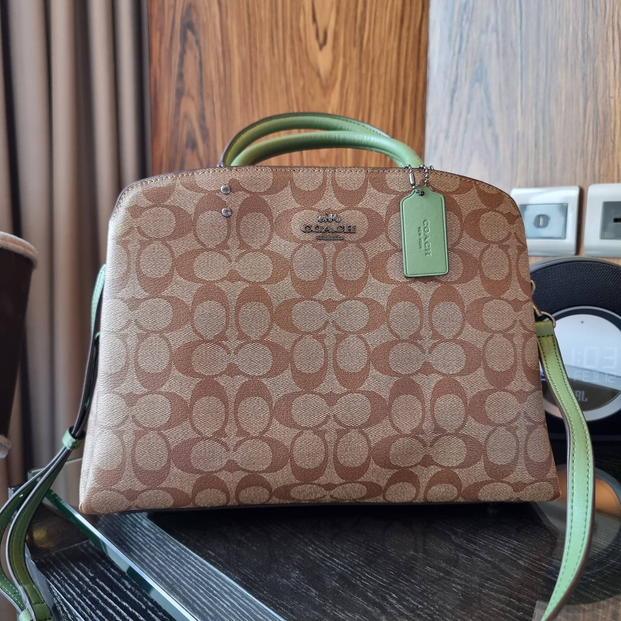 COACH F91495 LILLIE CARRYALL IN SIGNATURE CANVAS สีใหม่ล่าสุด กับรุ่นที่สุดของความขายดี รอบนี้ใบใหญ่จุใจ กระเป๋าสะพายทรงสวย ที่ดีไซน์ออกมาให้ใช้งานง่าย สะดวก สวย หรู ดูดี!! วัสดุหนังแคนวาสเคลือบลาย มาพร้อมสายสะพายข้างและหูจับในตัว ถอดออกถือคล้องแขนเก๋ๆ หร