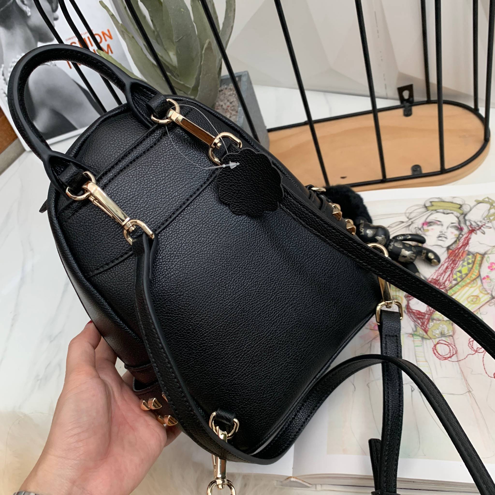 รุ่นใหม่ล่าสุด งานสวยมากๆ การันตีเลย จาก แบรนด์ KEEP รุ่น Duo Sister backpack 🎒 >กระเป๋า หนังวัวแท้ฟอกนาโนเนื้อดี นิ่มมาก ลายหนังชัด ทนทานคะ >น้ำหนักเบา ดีไซด์ ทันสมัย เข้าได้กับทุกชุด >ภายในตัวกระเป๋ามีช่องเก็บของจุกจิก 2 ด้าน กว้าง บุด้