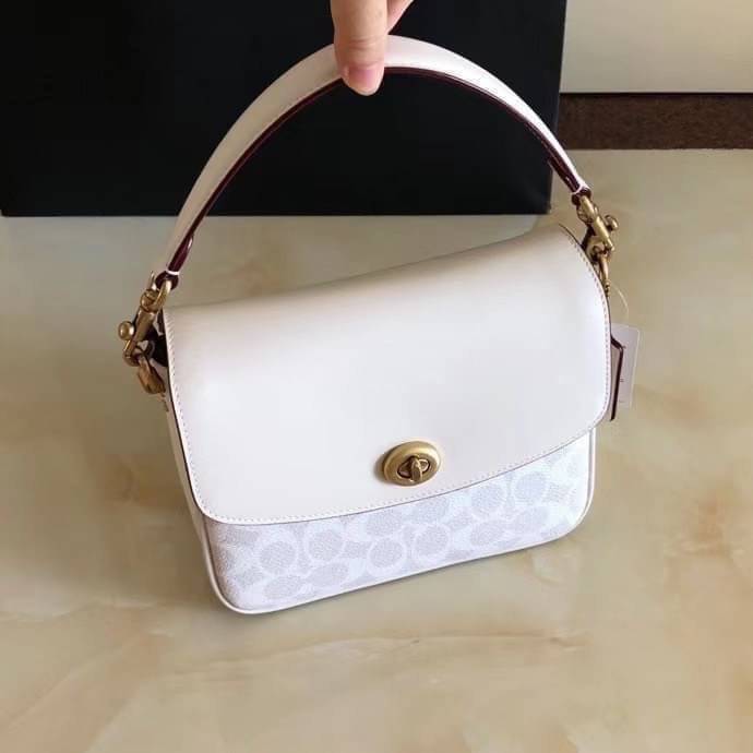 3สาย Coach 89089 Cassie Crossbody 19 In Signature Canvas เรียบหรู ดูดี ต้องไอเท็มนี้เลยจ้า กระเป๋าถือ/สะพายข้าง สุดพิเศษ!! มีสายมาให้ถึง 3 แบบ!! สลับใช้แมทช์ตามสไตล์ได้เลย วัสดุหนังแคนวาสสลับหนังเรียบ เปิด-ปิดด้วยตัวบิดล็อค ภายในแบ่งสัดส่วนอย่างดี ใส่ของไ