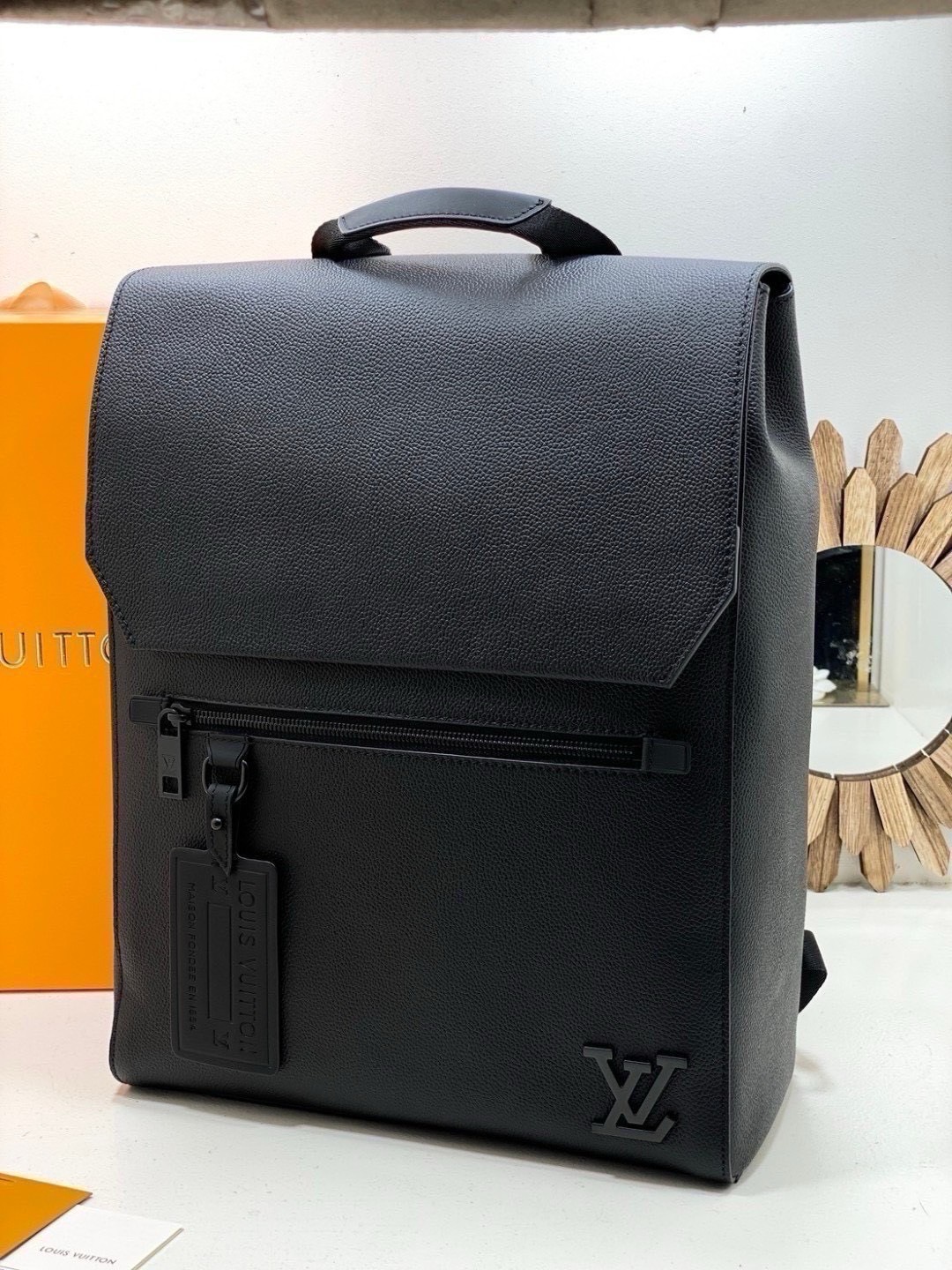 ORI หนังแท้ | LV Fastline Backpack กระเป๋าสะพายหลังรุ่น Fastline โดดเด่นด้วยดีไซน์มุมตัดและรูปทรงเรียบหรูอันเป็นเอกลักษณ์ของคอลเล็คชั่น LV Aerogram สีดำเต็มใบสวยหรูคลาสสิค ประดับเนมแท็ก