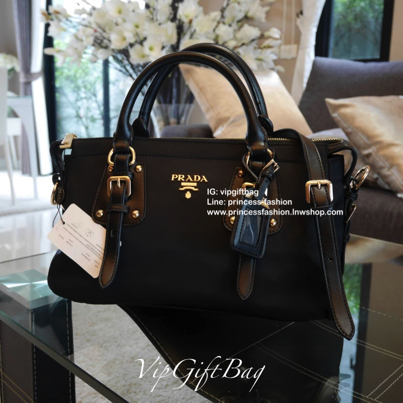 กระเป๋าทรง Handbag จากงานพรีเมี่ยมกิ้ฟ จากเคาเตอร์ต่างประเทศ มาแล้วค่า กระเป๋าถือทรงหรู จากแบรนด์ PRADA เป็น กระเป๋าผ้าไนล่อน ตกแต่งรอบใบได้ **สวยมาก ด้านในมีช่องซิปและช่องใส่ของ เป็นสัดส่วน อะไหล่ทองหรู ขนาดกำลังดีคะ เหมาะกับลุคผู้ใหญ่ หรือถือไปทำงาน ก็ 