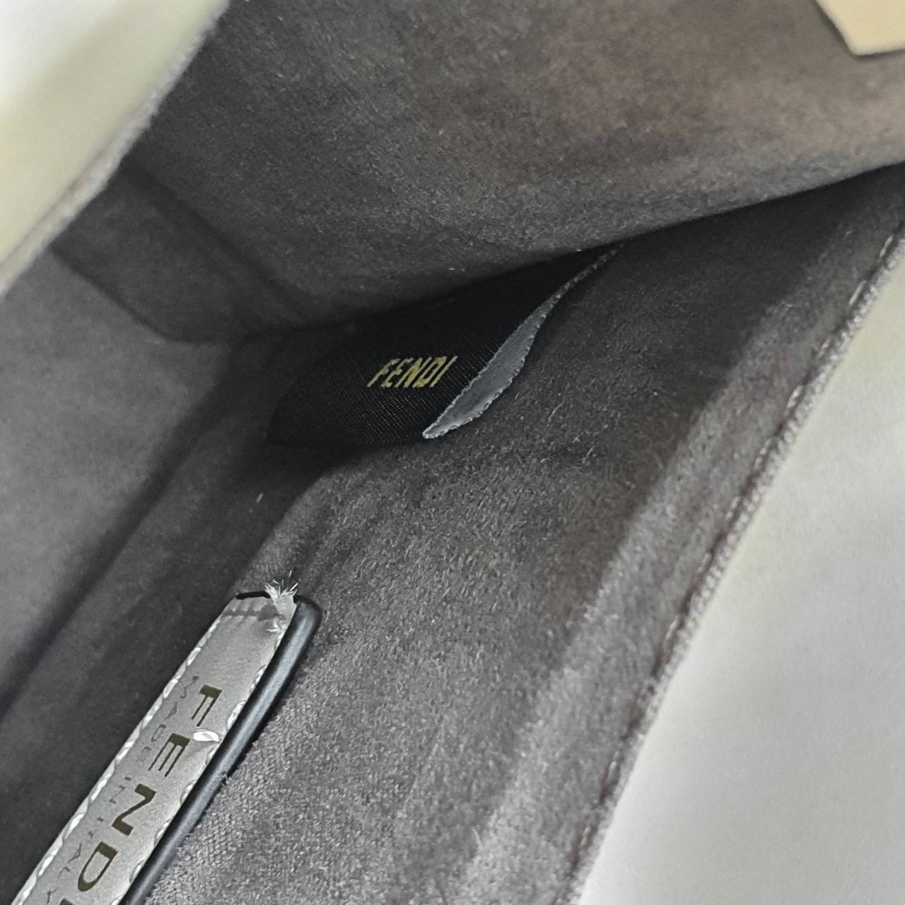 สวยหรูมาก กับ FENDI MINI SUNSHINE SHOPPER วัสดุหนังแท้ทั้งใบ ปั้มชื่อแบรนด์ด้านหน้า ที่จับเซรามิคสีสวยมีสลักแบรนด์ *ทรงมินิน่ารัก ด้านในเป็นช่องโล่งกว้าง สามารถใส่ กระเป๋าสตางค์สั้น มือถือได้ทุกรุ่น มาพร้อมสายสะพาย ถอดปรับได้ อะไหล่ปั้มแบรนด์สีทอง ปั้มโลโ