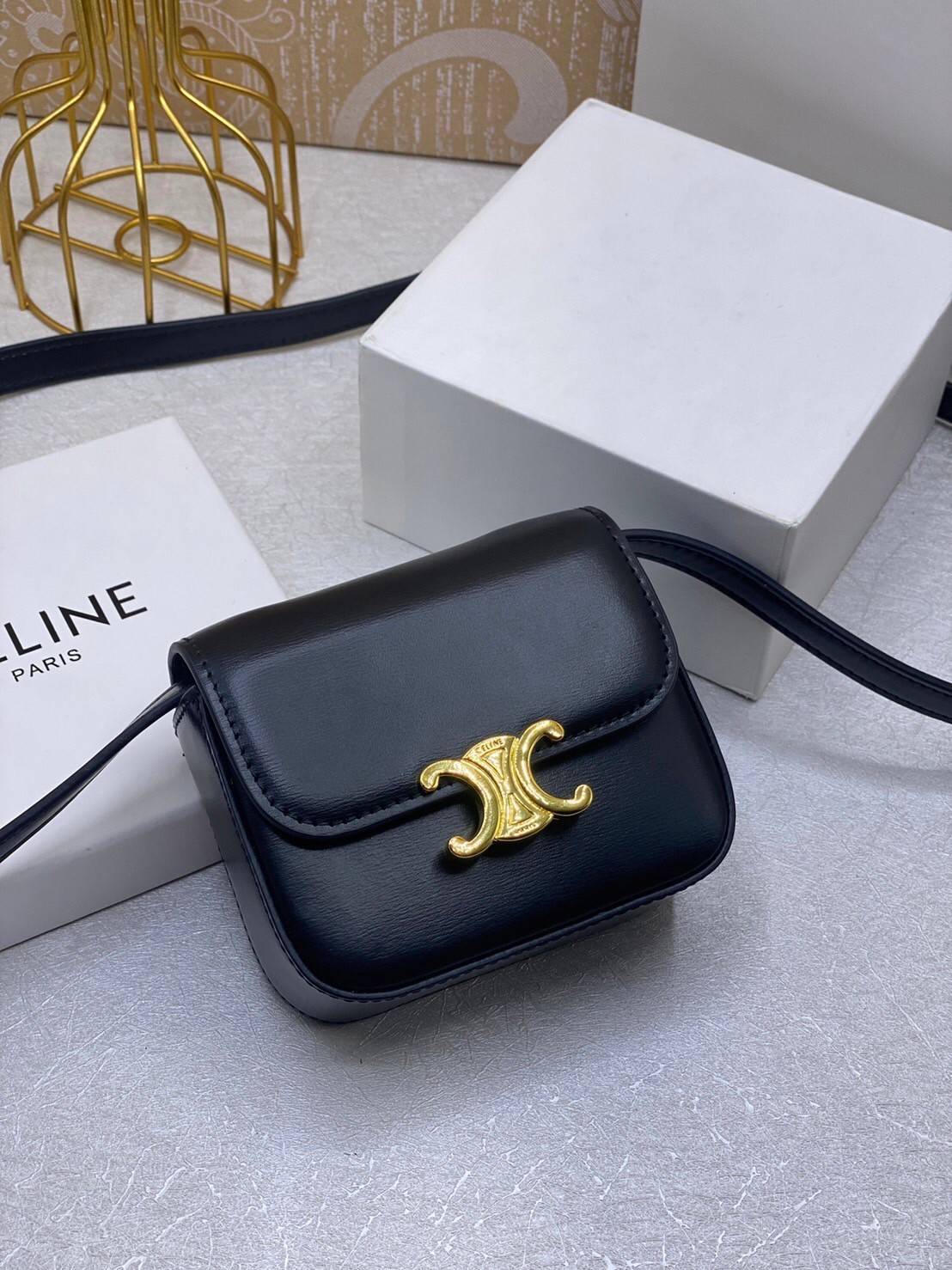 CELINE MINI TRIOMPHE IN TRIOMPHE Shiny calfskin เกรดออริจินอล กระเป๋ามินิทรงชิค ดีไซน์รูปกล่องสุดแสนมินิมอล สามารถสะพายแบบ Crossbody และยังเป็น Belt Bagได้อีกด้วย วัสดุแคนวาสลาย Triomphe แบบไม่มีตกยุค ด้านหน้าโดดเด่นด้วยโลโก้สีทอง