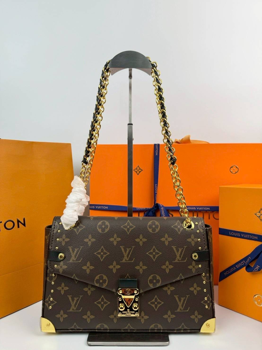 ORI หนังแท้ | LV Trunkie bag กระเป๋าสะพายรุ่นใหม่ ดีไซน์ร่วมสมัยโดดเด่นด้วยมุมโลหะ เฉลิมฉลองเอกลักษณ์ที่สืบทอดมาอย่างยาวนาน ผสานฟังก์ชันการใช้งานเข้ากับความหรูหรา Monogram แคนวาสตกแต่งหมุดสีทอง