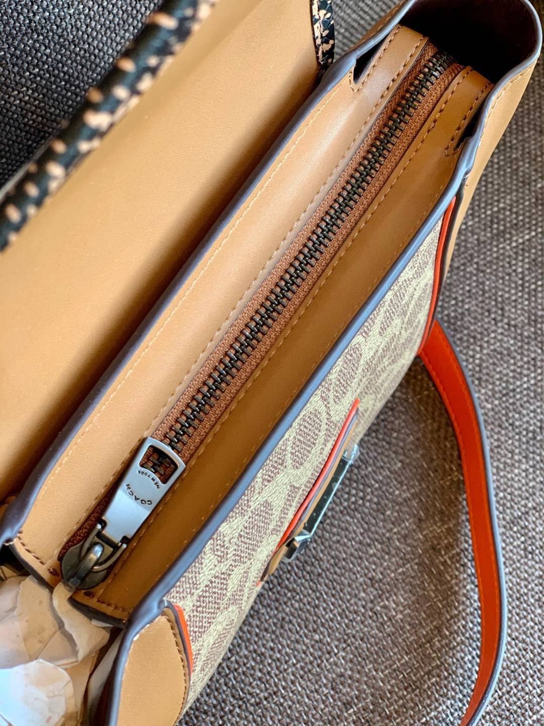 COACH COURIER CARRYALL 23 IN COLORBLOCK SIGNATURE CANVAS พร้อมส่ง 7 แบบ พร้อมส่ง ลุคดูไฮสุดๆค่ะ! กระเป๋าสะพายหนังหรูหราและคลาสสิค หนังแท้ชั้นดีที่สุด น้ำหนักเบา หนังสวยมากก สัมผัสแล้วหลงรักแน่นอนจ้าา😘