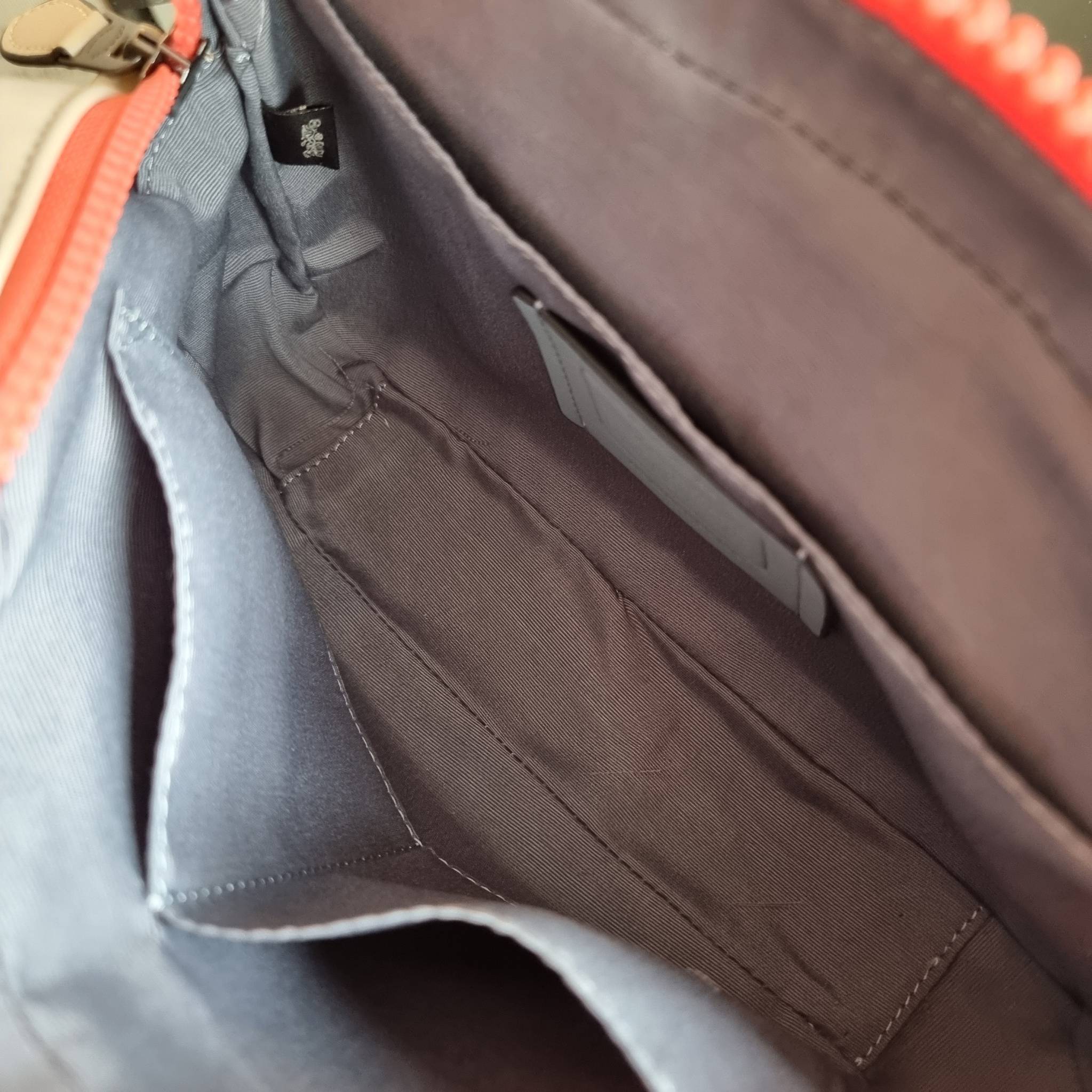 COACH TRACK CROSSBODY IN COLORBLOCK WITH COACH PATCH C6657 C8128 หล่อบอกต่ออีกหนึ่ง กระเป๋าสะพายทรงแมสเซ็นเจอร์ รุ่นเอาใจหนุ่มๆ ที่สาวๆก็อยากใช้!! ด้วยดีไซน์สีคัลเลอร์บล็อคที่โดดเด่น ทำให้ดูน่าใช้งาน วัสดุหนังแท้ สวยคมซ่อนหรู ฝากระเป๋ามีตัวล็อคแน่นหนา เปิ