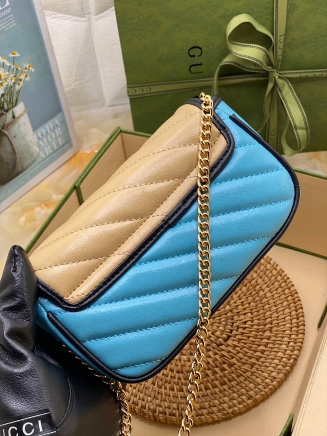 หนังแท้ VIP GIFT 】GUCCI GG Marmont super bag [mini & small] กระเป๋าสะพายข้าง โทนสีสดใสเล่นสีทูโทนตัดกันอย่างลงตัว เฟี๊ยดมากค่ะ ไซส์กะทัดรัด พกพาง่าย น้ำหนักเบา ดีไซน์สวย ภายในโล่งกว้าง มาพร้อมสายสะพายโซ่อะไหล่ทองในตัว ปรับใช้ได้ทั้งแบบสะพายเดี่ยว และสะพาย