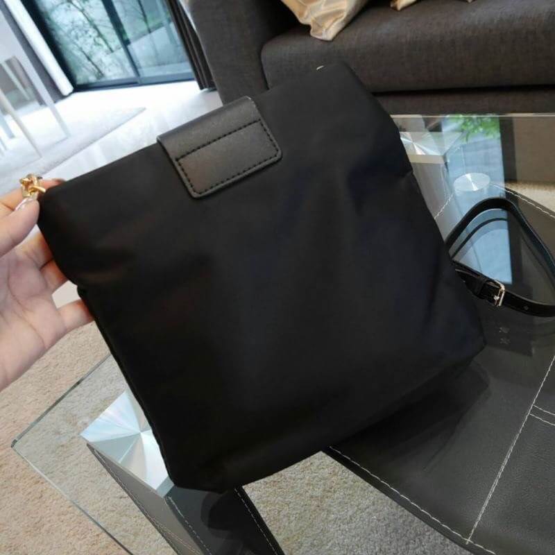 New!! Victoria Secret 2018 nylon crossbody bag กระเป๋าสะพายข้างทรงเก๋ วัสดุ nylon เต็มใบ อะไหล่ทอง กันน้ำได้ เปิดปิดด้วยฝากระดุมจับจีบเล็กน้อย ตกแต่งโลโก้ VS และซิปอีกขั้นคะ ด้านในสวยหรู จุของได้กำลังดี บุผ้าปั้มลายเสือ sexy ลื่นนิ่มมือ สายยาวปรับระดับได้