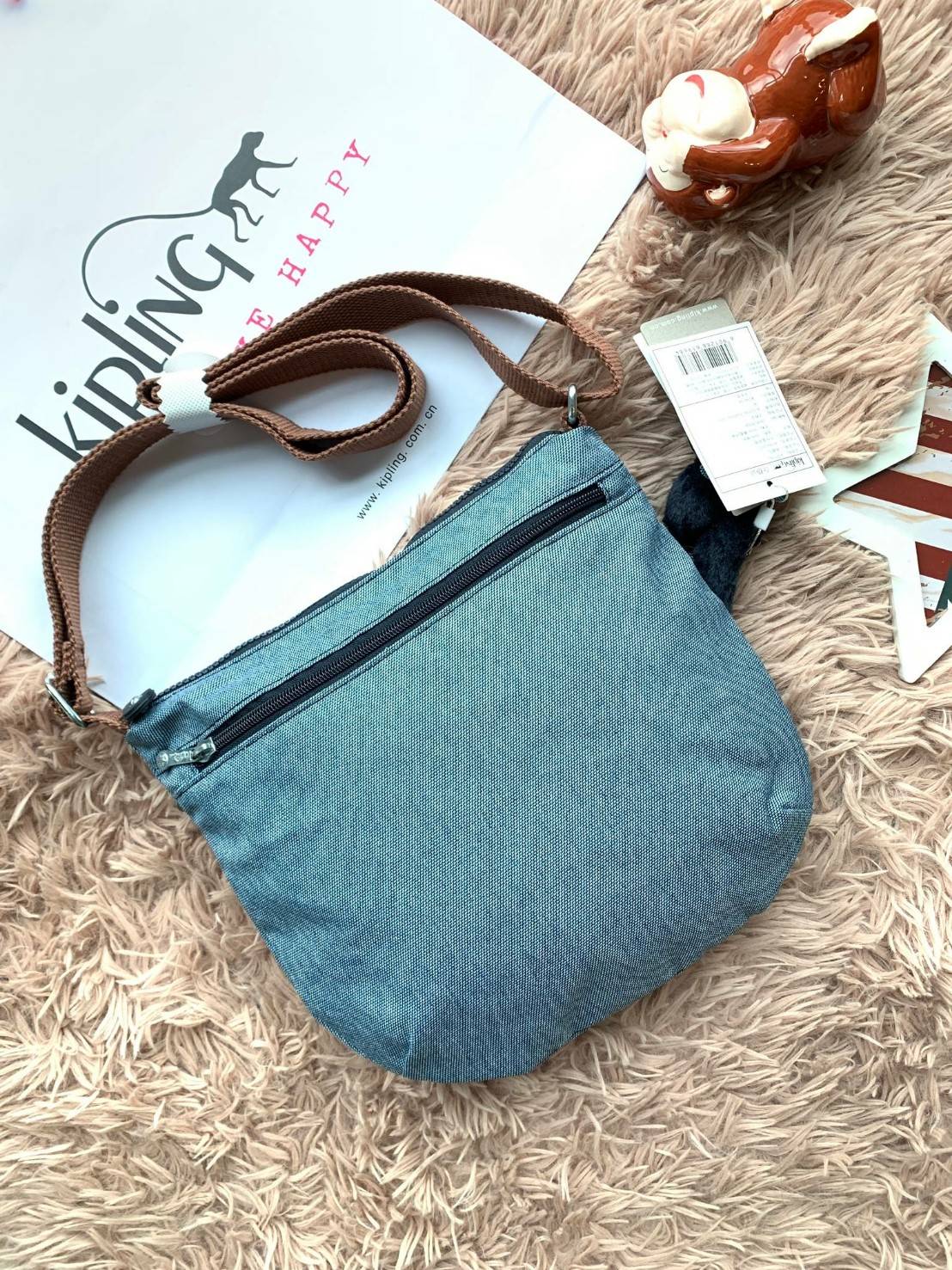 Kipling ARTO Cross-Body Bag กระเป๋าสะพายข้าง วัสดุ100% Polyamide น้ำหนักเบา เปิดปิดด้วยซิปเดียวด้านบน ภายในมีช่องเล็กแตกเป็นสัดส่วน ใส่กระเป๋าสตางค์ยาวและมินิไอแพคได้ ด้านหน้ามีช่องใช้งานเพิ่ม2ช่อง สายสะพายปรับฟรีไซส์ สะพายสายคู่หรือสายเดี่ยวได้ ใช้งานได้