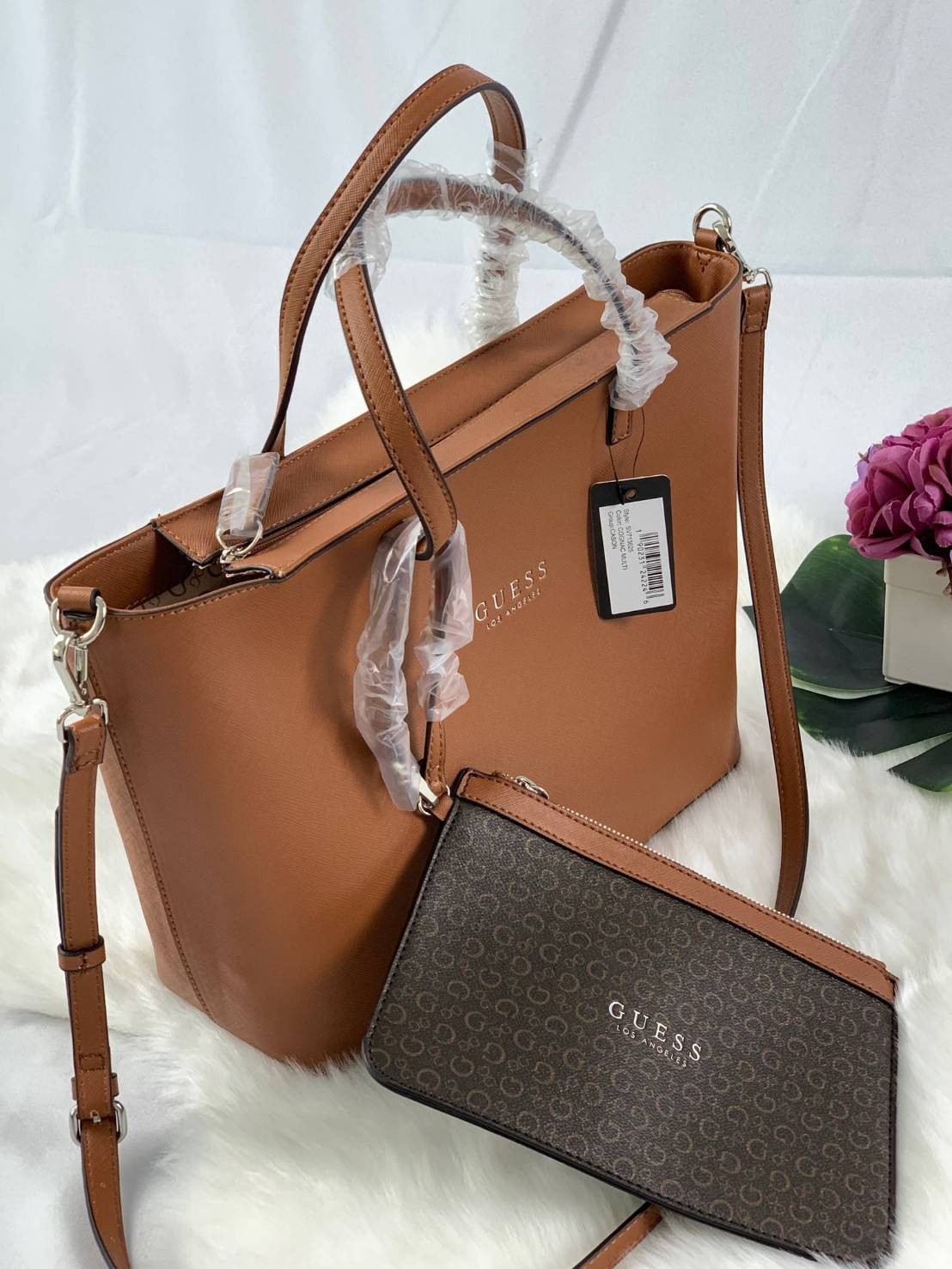 GUESS CASON BAG พร้อมส่งกระเป๋าถือ/สะพายข้าง วัสดุหนังลาย saffiano น้ำหนักเบา ด้านหน้าปั้มโลโก้แบรนด์ เปิดปิดกระเป๋าแบบซิปใช้งานสะดวก ภายในโล่ง กว้างทีเดียว สามารถใส่ A4 ได้ค่ะ มีช่องเล็กให้ใส่ของจุกจิก ผ้าซับด้าน ในลายแบรนด์สวยงาม ด้านหลังมีช่องเสียบบัตร