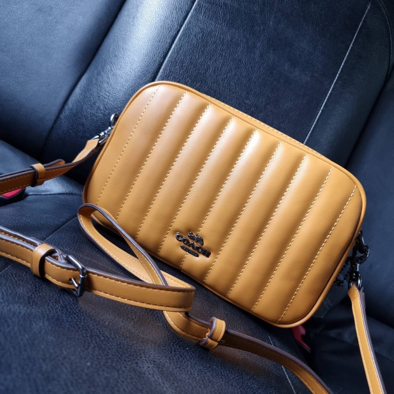 COACH C1569 JES CROSSBODY WITH LINEAR QUILTING ใหม่ล่าสุด!! กระเป๋าสะพายข้าง รุ่น 2 ซิป ใบใหญ่จุใจ ดีไซน์ใหม่ เพิ่มลูกเล่นให้ดูหรูหรายิ่งขึ้น วัสดุหนังสังเคราะห์บุเป็นลายเส้นสวยงาม เปิด-ปิดด้วยซิป 2 ช่องหลัก ใช้งานง่าย ทรงสวยมากๆรุ่นนี้ มาพร้อมสายสะพาย cr