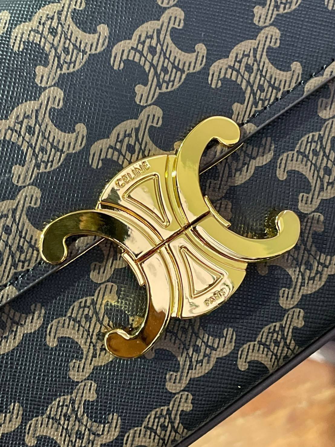 VIP 】CELINE TRIOMPHE SHOULDER BAG IN TRIOMPHE อีกหนึ่งผลงานการออกแบบของ Hedi Slimane ที่ได้ดึงเอาเอกลักษณ์ต่าง ๆ ของ CELINE ออกมาและทำการตีความหมายใหม่จนได้กระเป๋าเรียบหรูและดูทันสมัย ให้คุณเลือกสะพายในชีวิตประจำวันเข้ากับการแต่งตัวสบาย ๆ หรือจะสะพายออกงา