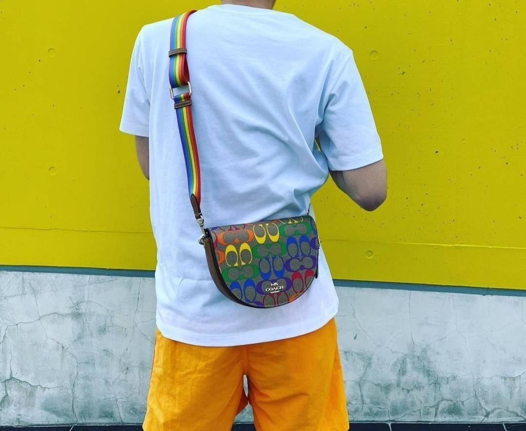 COACH ELLEN CROSSBODY IN RAINBOW SIGNATURE CANVAS (COACH C4098) ให้สายรุ้ง มัดใจได้มั้ยเนี้ย🌺คอลเลคชั่นที่ไม่ต้องพูดเยอะ//กระเป๋ารูปทรงน่ารัก ที่ใครได้เห็นเป็นต้องอดใจไม่ไหว // วัสดุหนังแคนวาสผสมหนังแท้ กระแทกความสดใสขึ้นไปอีกขั้น ด้วยลาย