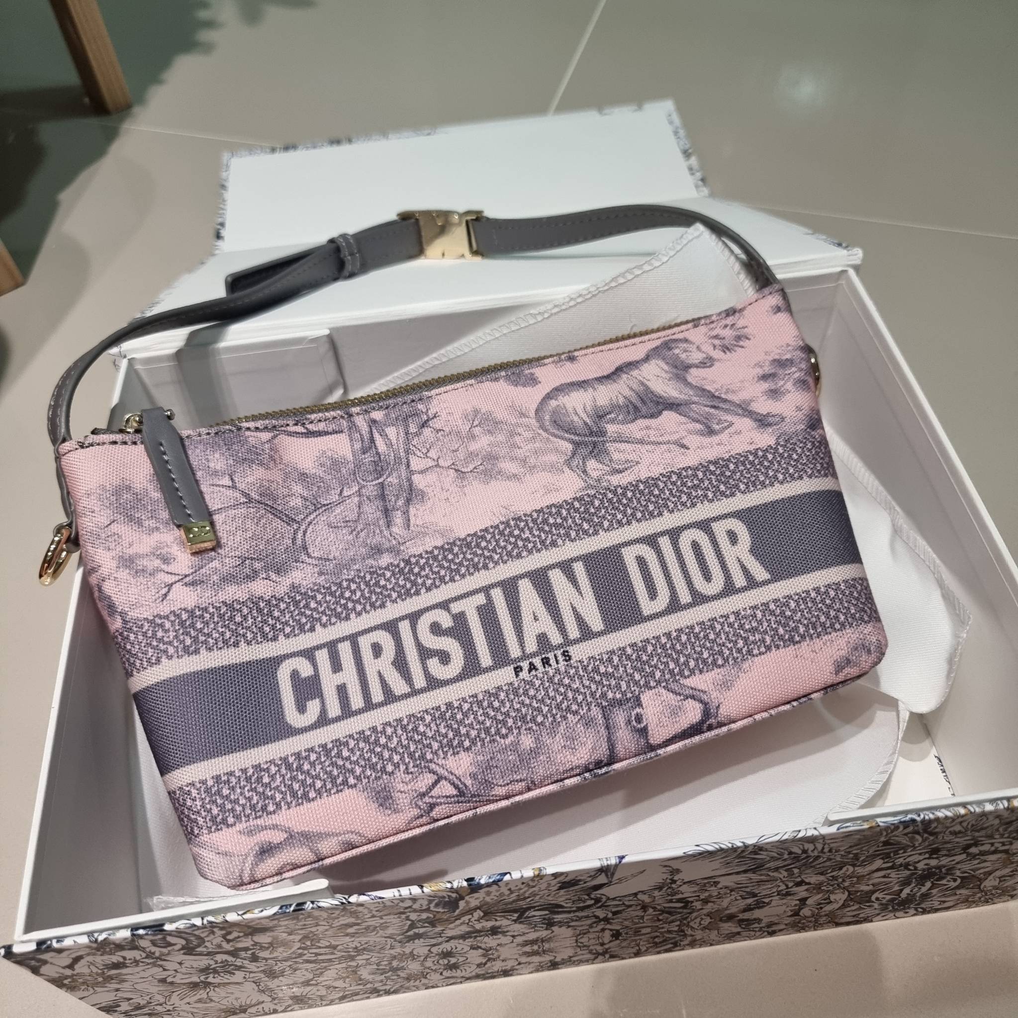 Dior travel nomad pouch / DIOR POUCH BAG พร้อมส่ง กระเป๋าทรงพอช ขนาดกำลังดี ดีไซน์ให้เป็นได้ทั้งกระเป๋าพกพาเอนกประสงค์ เวลาไปท่องเที่ยว หรือจะใช้เป็นกระเป๋าหลักพกของสำคัญก็ได้
