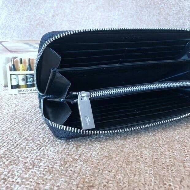 LACOSTE FACTORY LONG WALLET กระเป๋าสตางค์ใบยาวรุ่นใหม่ล่าสุดหนังสวยอยู่ทรงเปิดปิดด้วยซิปรอบด้านหน้ามีโลโก้แบรนด์เรียบหรู ภายในมีโลโก้ ช่องซิป ช่องใส่บัตรหลายช่องใส่มือถือ iphone8 เหรียญ บัตรได้เยอะ ตัวจริงสวยน่าใช้คลาสสิคไม่มีเอ้าท์ ราคาสุดคุ้ม สินค้ามาพร