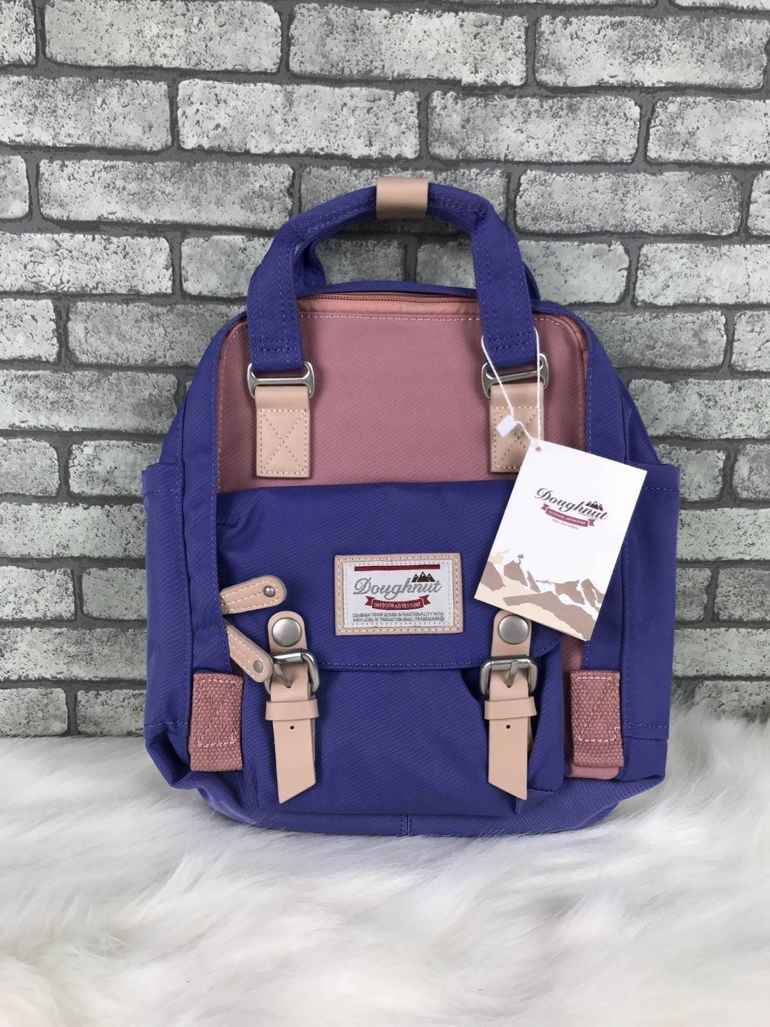 DOUGHNUT MACAROON MINI BACKPACK กระเป๋าเป้สีหวาน สามารถสะพายหลัง/ถือน่ารักๆ ได้เลยค่ะ วัสดุผ้าไนล่อน สามารถกันน้ำซึมได้ระดับนึง ด้านหน้ามีช่องเก็บของได้นะคะ เปิดปิดด้วยซิปบน ด้านข้างเก็บของได้จุกจิก ด้านในมีช่องใส่ของ ใส่ Ipad จุของคุ้มจริงๆค่า สายสะพายด้