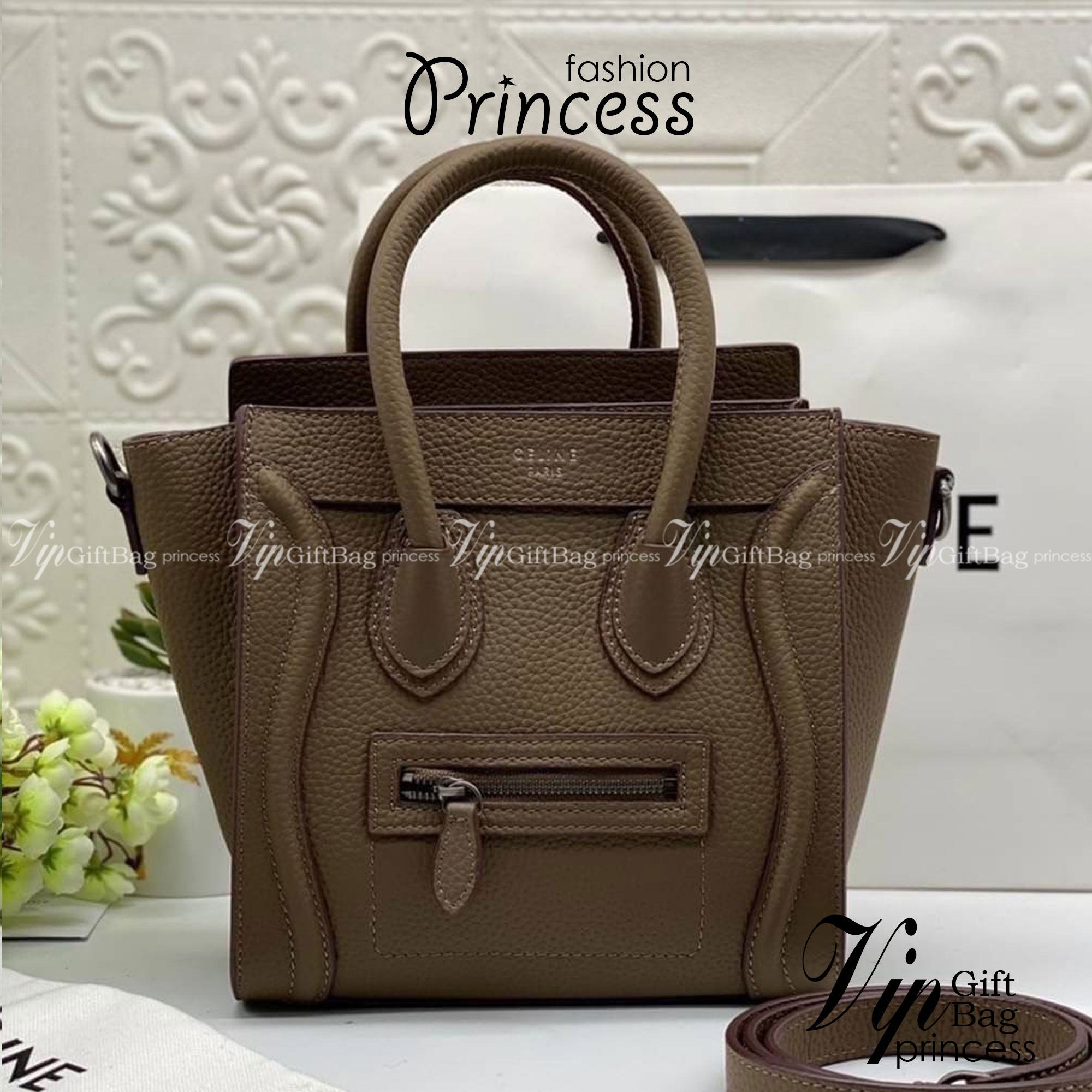 CELINE NANO LUGGAGE BAG IN DRUMMED CALFSKIN เกรดออริจินอล กระเป๋าสะพายรุ่นตามหา ขนาดกำลังดี เปิดปิดด้วยซิปอะไหล่ทองมีที่จับหนัง ด้านในกว้าง มาพร้อมช่องซิปอีกช่อง เป็นอีกทรงที่ฮิตมานานข้ามปี มาพร้อมสายยาวสะพายแบบ CROSSBODYได้ หรือจะถือออกงานก็สวยหรูอีกแบบ 