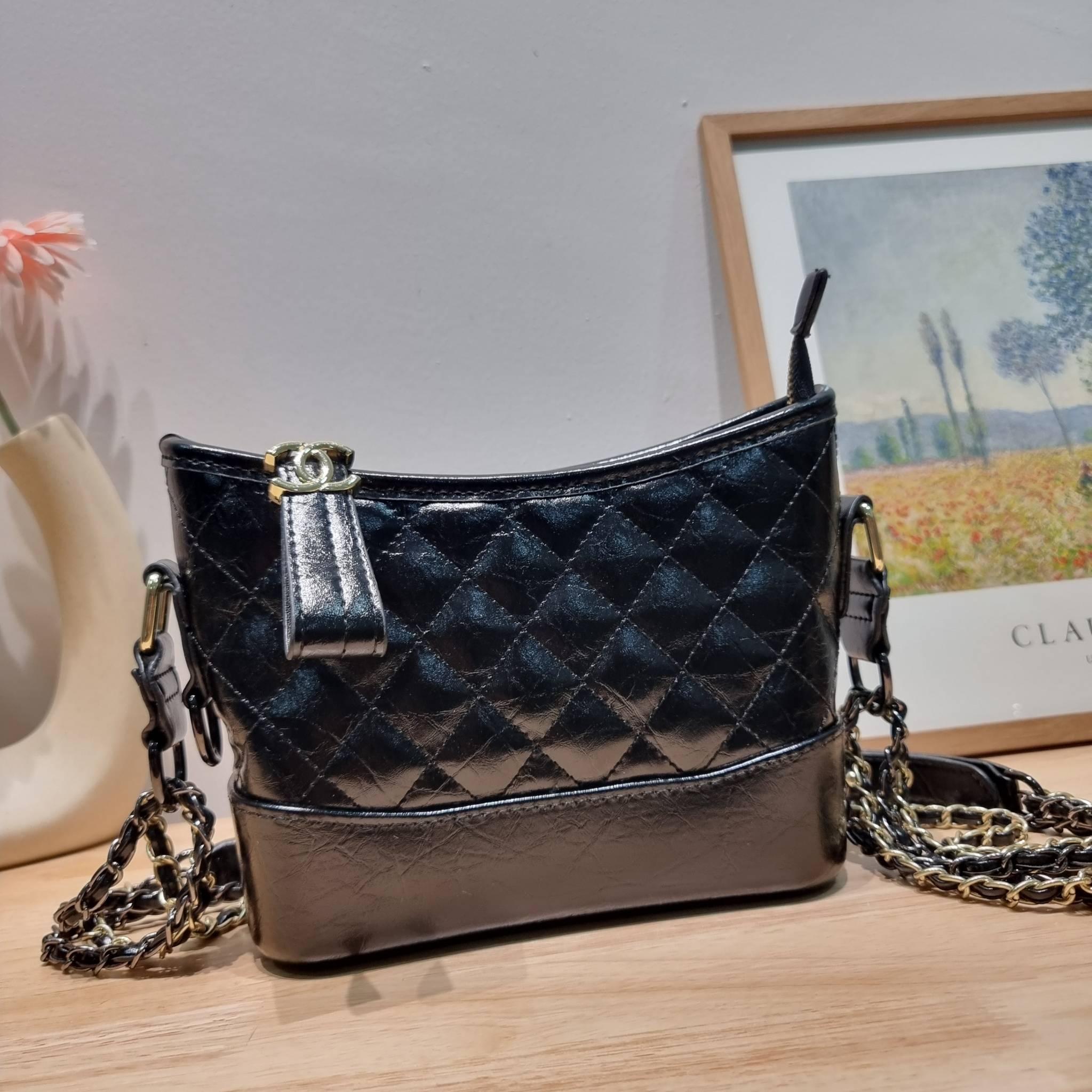 CHANEL GIFT SET สุดหรูชวนให้สะสมส่งท้ายปี กับไอเท็มลิมิเต็ดและ best seller พร้อมเสิร์ฟครบชุด สุดคุ้ม มาพร้อมกระเป๋าสะพายถึง 2 ใบ เด็ดทั้งคู่ๆ วัสดุหนังวัว และยังไม่พอ มีกระเป๋าสตางค์แถมให้ไปอีก 1ใบ สวยครบจบในเซ็ทเดียว!!