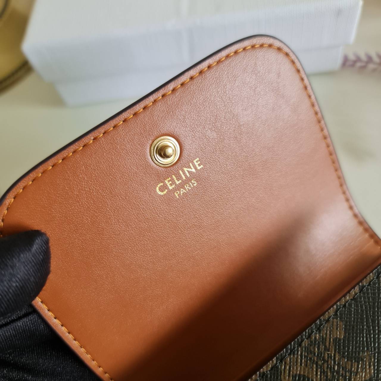 พรีเมี่ยมกิ๊ฟแท้ 100% 】CELINE SMALL TRIOMPHE WALLET IN SHINY SMOOTH LAMBSKIN VIP GIFT WITH PURCHASE (GWP) พรีเมี่ยมกิ๊ฟ Member Gift Limited Edition จาก CELINE HAUTEPARFUME COUNTER กระเป๋าสตางค์งานดี งานสวยสุดๆๆๆ มี 3พับ ขนาดกะทัดรัด เหมาะมากกก มีช่องใส่เห