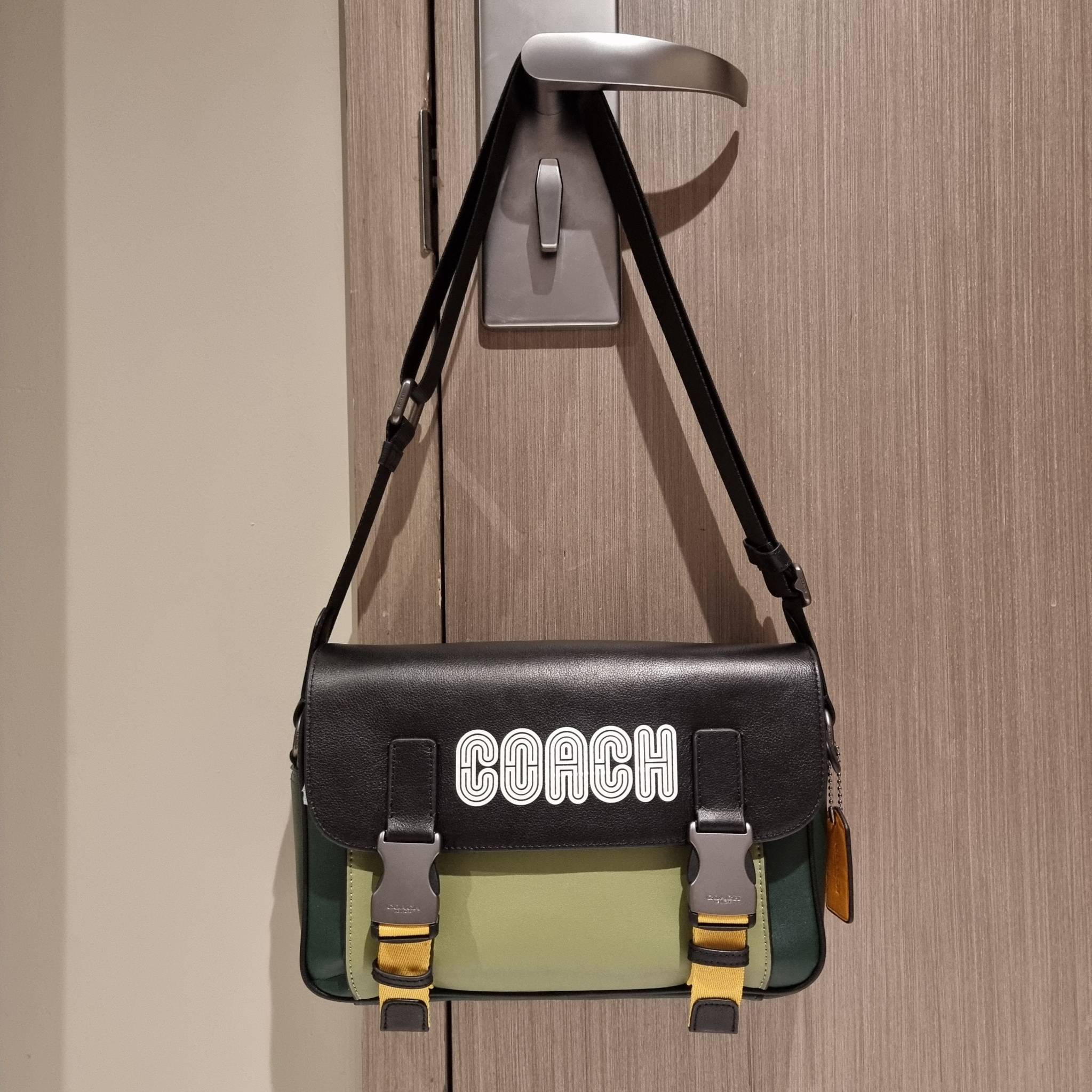 COACH TRACK CROSSBODY IN COLORBLOCK WITH COACH PATCH C6657 C8128 หล่อบอกต่ออีกหนึ่ง กระเป๋าสะพายทรงแมสเซ็นเจอร์ รุ่นเอาใจหนุ่มๆ ที่สาวๆก็อยากใช้!! ด้วยดีไซน์สีคัลเลอร์บล็อคที่โดดเด่น ทำให้ดูน่าใช้งาน วัสดุหนังแท้ สวยคมซ่อนหรู ฝากระเป๋ามีตัวล็อคแน่นหนา เปิ