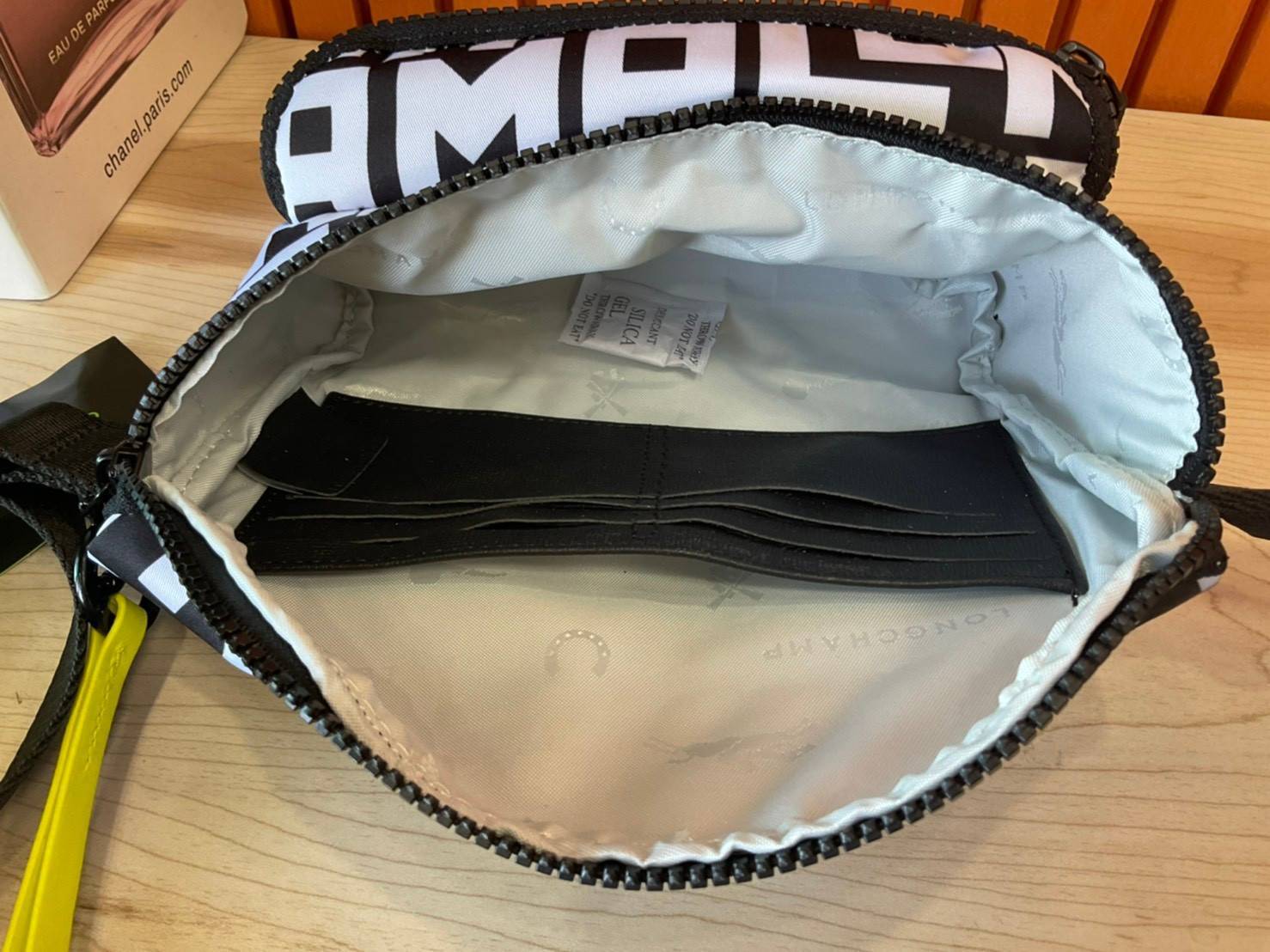 ของแท้ 💯% L ongchamp Le Pliage Graphic Nylon Belt Bag กระเป๋า คาดอก / คาดเอว ลายกราฟฟิก