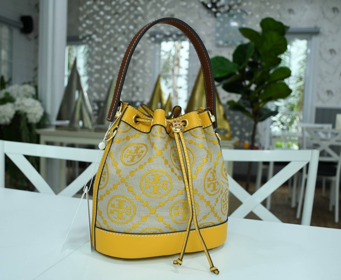 ของแท้ 💯% 】Tory Burch Monogram Jacquard Bucket Bag กระเป๋าถือหรือสะพายไหล่ วัสดุผ้า Canvas โลโก้ Jacquard ทรงถัง ตั้งอยู่ทรง