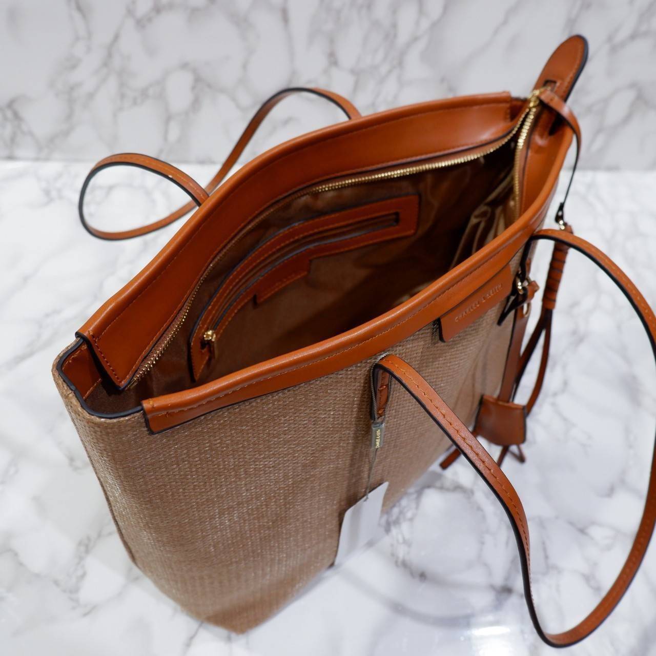 Charles & Keith Black Textured Tote Bag ฮอตฮิตตลอดกาลสำหรับรุ่นนี้ รุ่นยอดนิยม!! มากี่รอบกี่รอบก็ขายดี ใครไม่มีรุ่นนี้ติดตู้ไว้ถือว่าเชยมาก(!!) กระเป๋าสะพายทรง Shopping bag ใบใหญ่จุของได้ใจ น้ำหนักเบา โดดเด่นด้วย Textured วัสดุสานรอบใบ ตัดขอบหนัง สวยอยู่ท