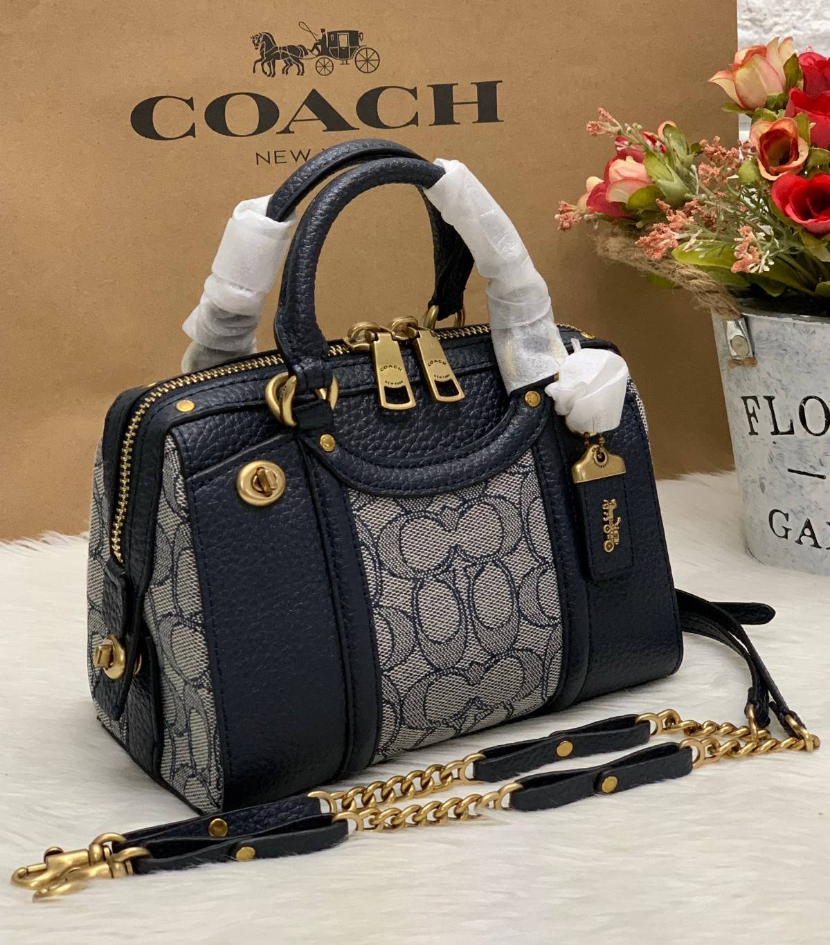 COACH LARK BAG 19 IN SIGNATURE JACQUARD พร้อมส่งที่ไทย สวยก่อนใครแน่นอนค่ะ กระเป๋าสะพายข้าง//ครอสบอดี้ร์ วัสดุหนังแท้+Jacqurd ได้ลงตัวสวยงามมากๆค่ะ มีช่องใส่ของจุกจิกทั้งด้านหน้าและหลัง ;เปิดปิดกระเป๋าแบบซิปคู่ ภายในสามารถใส่กระเป๋าเงินใบกลางได้;มือถือได้