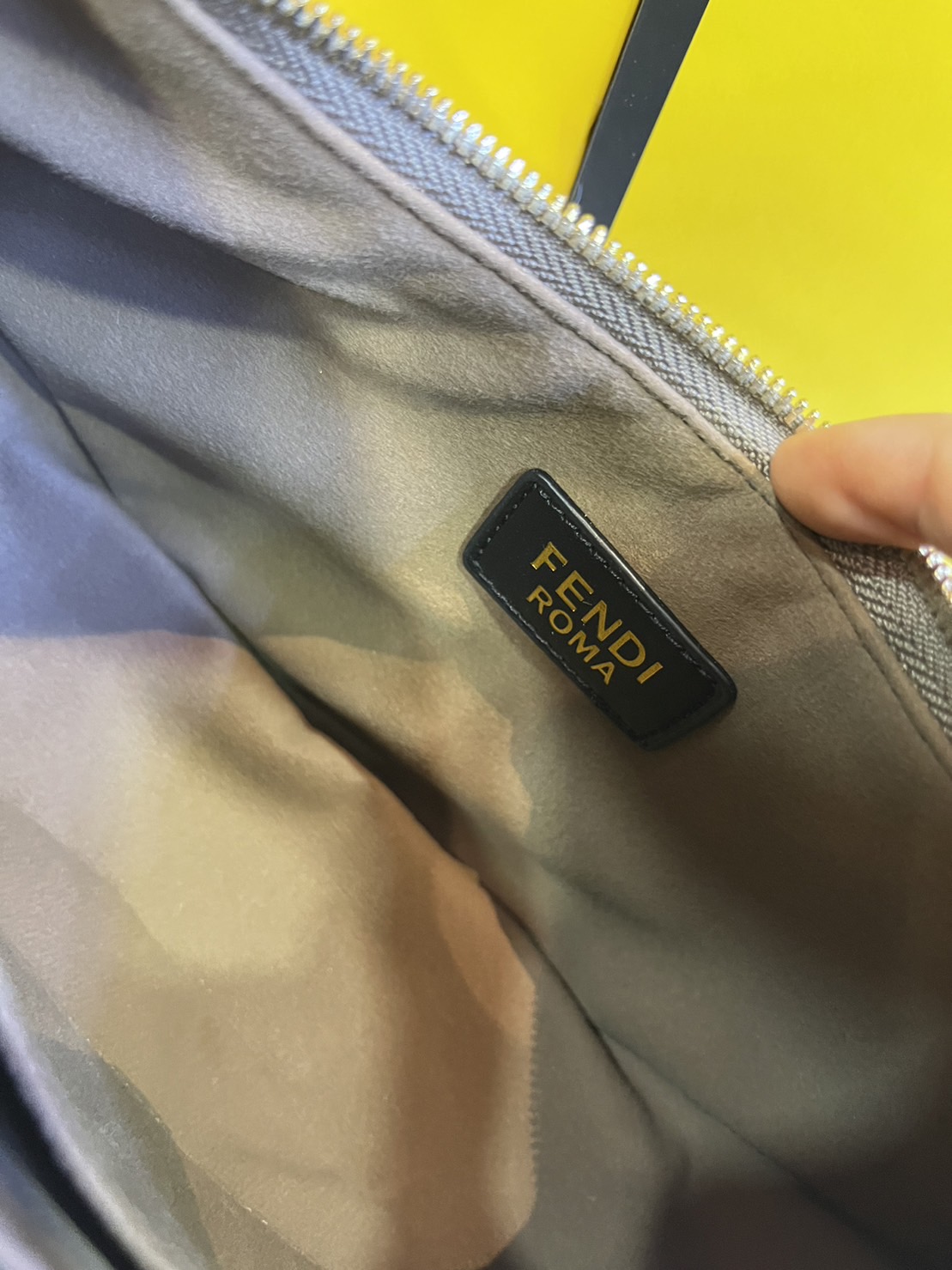 FENDI Fendigraphy Hobo Bag Brown fabric charm / Fendi hobo bag พร้อมส่ง กระเป๋าสะพายไหล่เฟนดิปักเลื่อมรุ่นใหม่ สวยหรู **สินค้าเกรดออริจินอล 1:1 สลับแท้