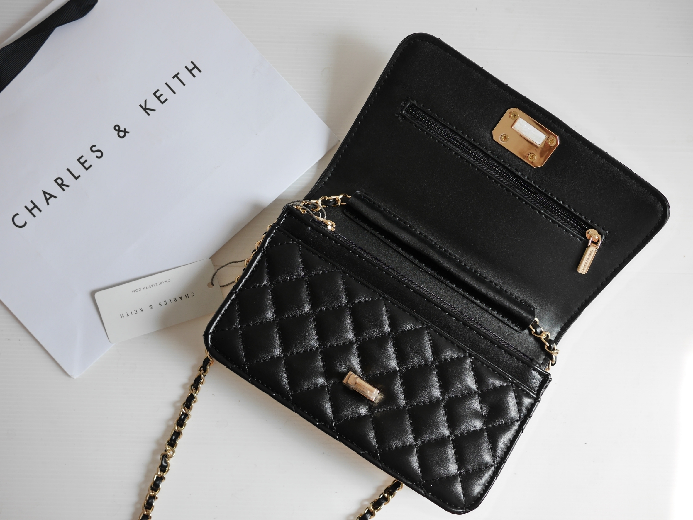 Charles & Keith Quilted Clutch (Black) กระเป๋าสะพายข้างใบเล็กกะทัดรัด วัสดุหนัง ดีไซน์ลายตาราง ปรับถือเป็น cluth ได้ มาพร้อมสายโซ่สลับหนังสวยหรู สไตล์ chanel เปิดปิดด้วยตัวล็อค ฝาเปิดด้านในมีช่องซิป เล็ก 1 ช่อง ใบนี้ mix&match ได้ทุกสไตล์การแต่งตัวค่ะ