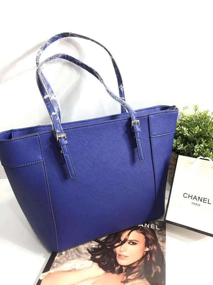 New !!! GUESS LARGE TOTE BAG พร้อมส่ง กระเป๋าถือทรง Tote ลายหนังซาฟเฟียโน่ น้ำหนักเบา ด้านหน้าติดโลโก้แบรนด์ตัวใหญ่อะไหล่เงินค่ะ พร้อมห้อยอะไหล่แบรนด์เพิ่มความหรู เปิดปิดกระเป๋าแบบซิป ซับในเป้นผ้าลายแบรนด์สวยค่ะ ภายในกว้าง ใส่ของได้จุทีเดียวนะค่ะ มีช่องซิ