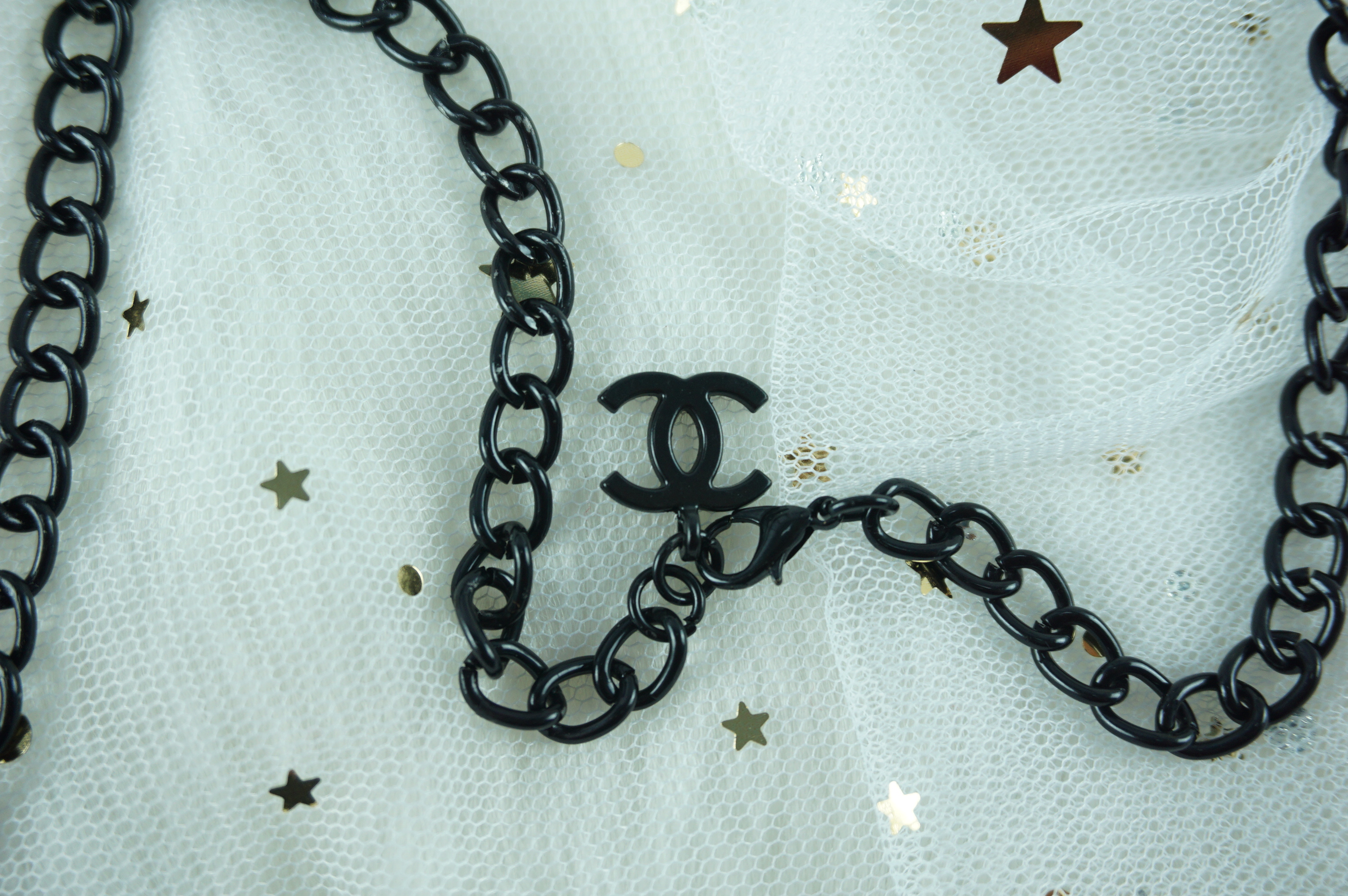 Chanel clutch & shoulder bag งานพรีเมี่ยมกิ้ฟจากเคาเตอร์ต่างประเทศ จากแบรนด์ Chanel ของแท้ไม่ใช่เกรดก้อป เป็นกระเป๋าหนังแก้วเงา ตามแบบฉบับของแบรนด์ ตัวกระเป๋าขนาดกำลังดี ใส่มือถือได้ทุกรุ่น สามารถเก็บสายถือเป็นคลัชออกงานได้ หรือสะพายไหล่ได้