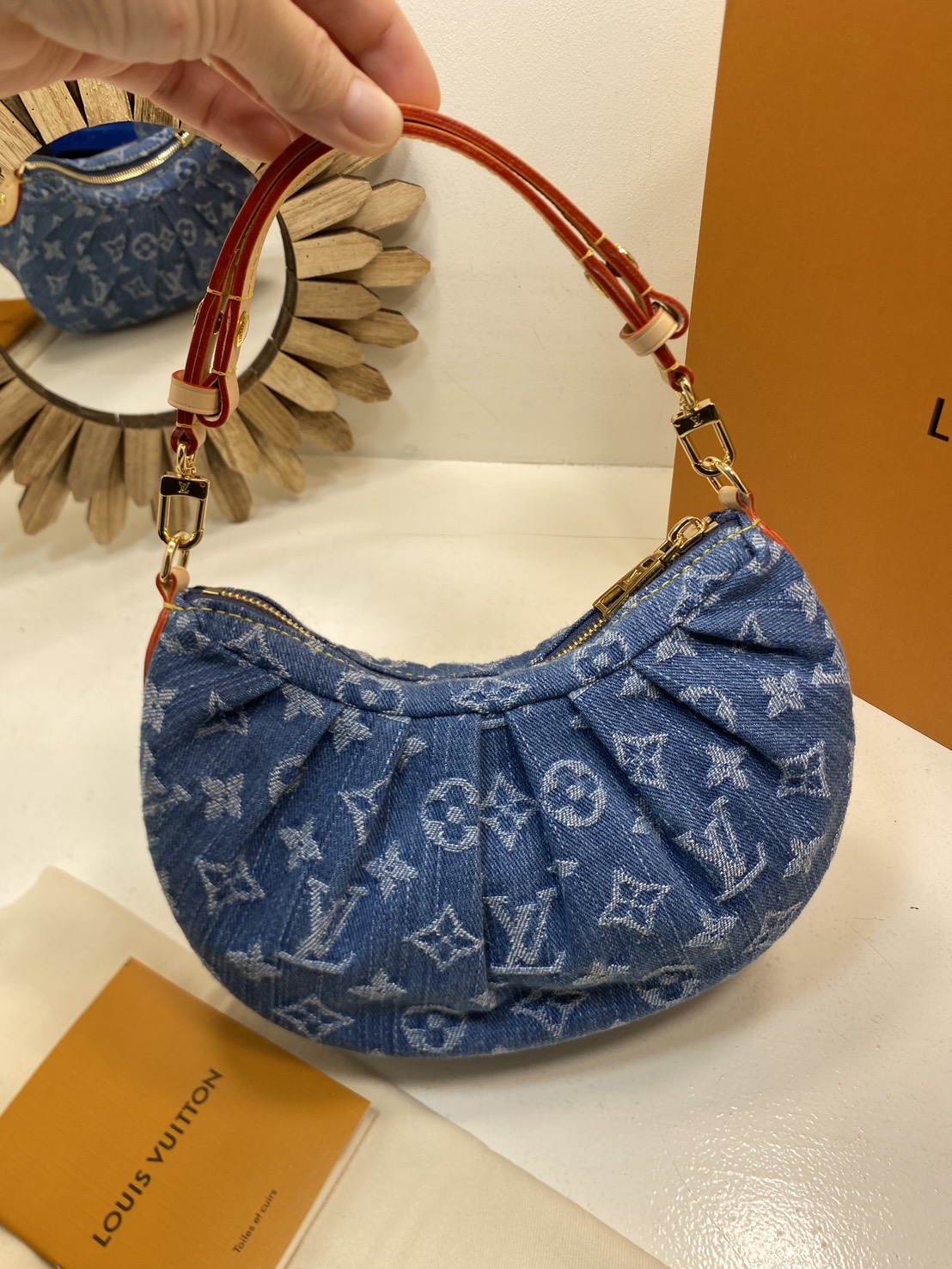 TOP ORI หนังแท้ | LV Pochette Valley bag / LV Hobo Bag กระเป๋าสะพายทรงโฮโบ ปรับลุคใหม่ด้วย Monogram Denim นำเสนอดีไซน์คลาสสิกสไตล์ร่วมสมัย