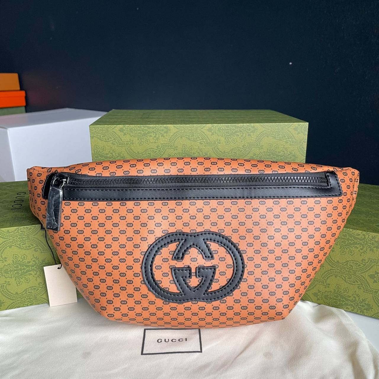 หนังแท้ GUCCI BELT BAG / GG BELT BAG กระเป๋าคาดอก/คาดเอว รุ่น Unisex ใช้ได้ทั้งหญิงชาย ภายในเป็นช่องโล่งกว้าง ใบใหญ่ขนาดมาตรฐานจุของได้เยอะ สายสะพายปรับได้ตามตัว ใบจริงเห็นแล้วหลงรัก คุ้มค่าที่สุด อีกรุ่นหนึ่งที่หลายคนตามหา งานออริสวยมาก ทำจากหนังแท้ สามา