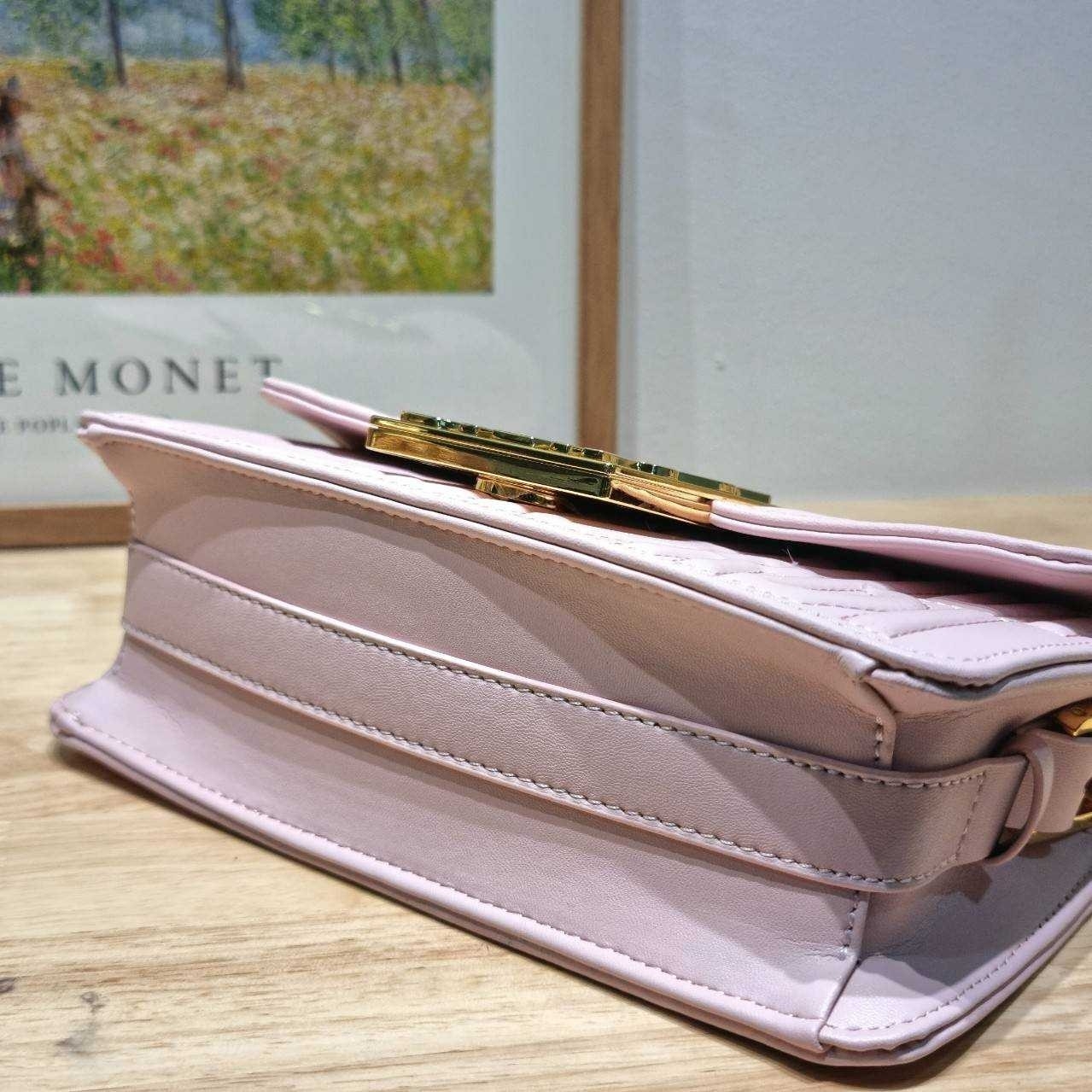 Dior Flap Bag / Quilted Miss Dior Allover Leather Bag กระเป๋าสะพายไหล่สุดลัคชู หรูหราเกินเรื่อง ดีไซน์ใหม่สวยงามด้วยดีเทลฝีเย็บและลายหนังปั๊มนูน